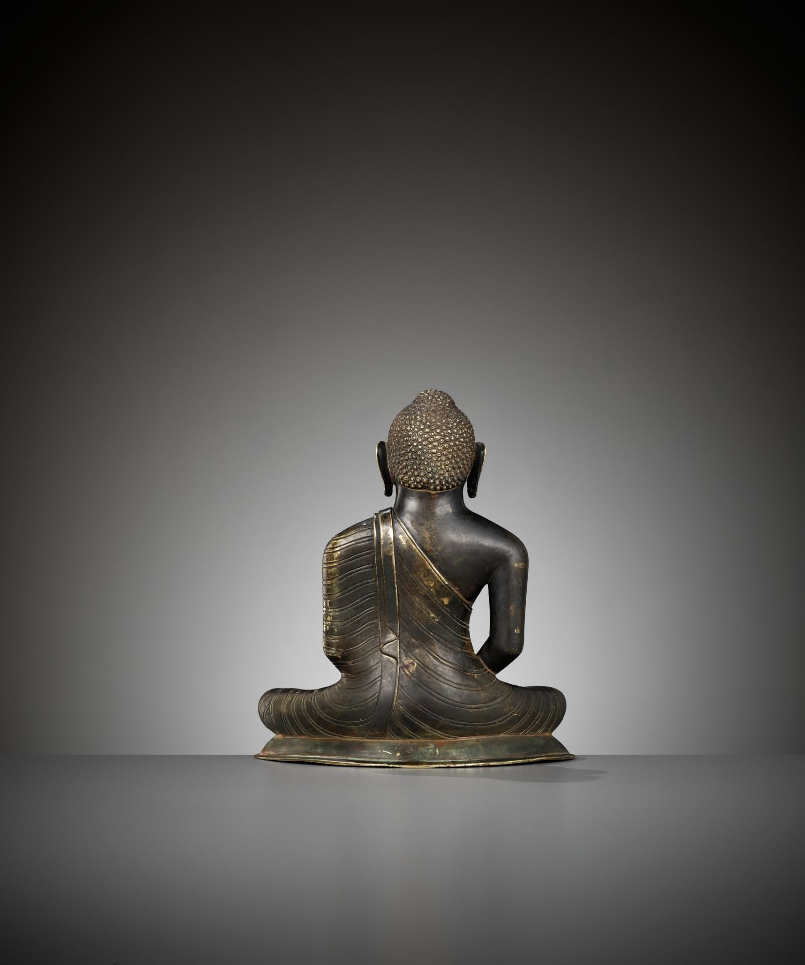 A BRONZE FIGURE OF BUDDHA, SRI LANKA, 18TH TO 19TH CENTURY - Image 7 of 10
