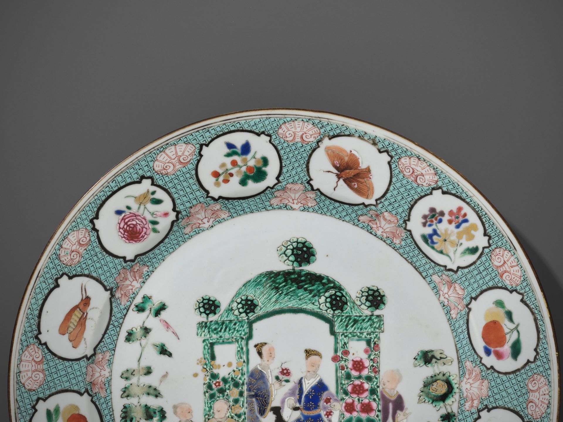 A FAMILLE ROSE 'IN THE ARBOR' DISH BY CORNELIUS PRONK, CHINA, 1735-1740 - Bild 10 aus 14