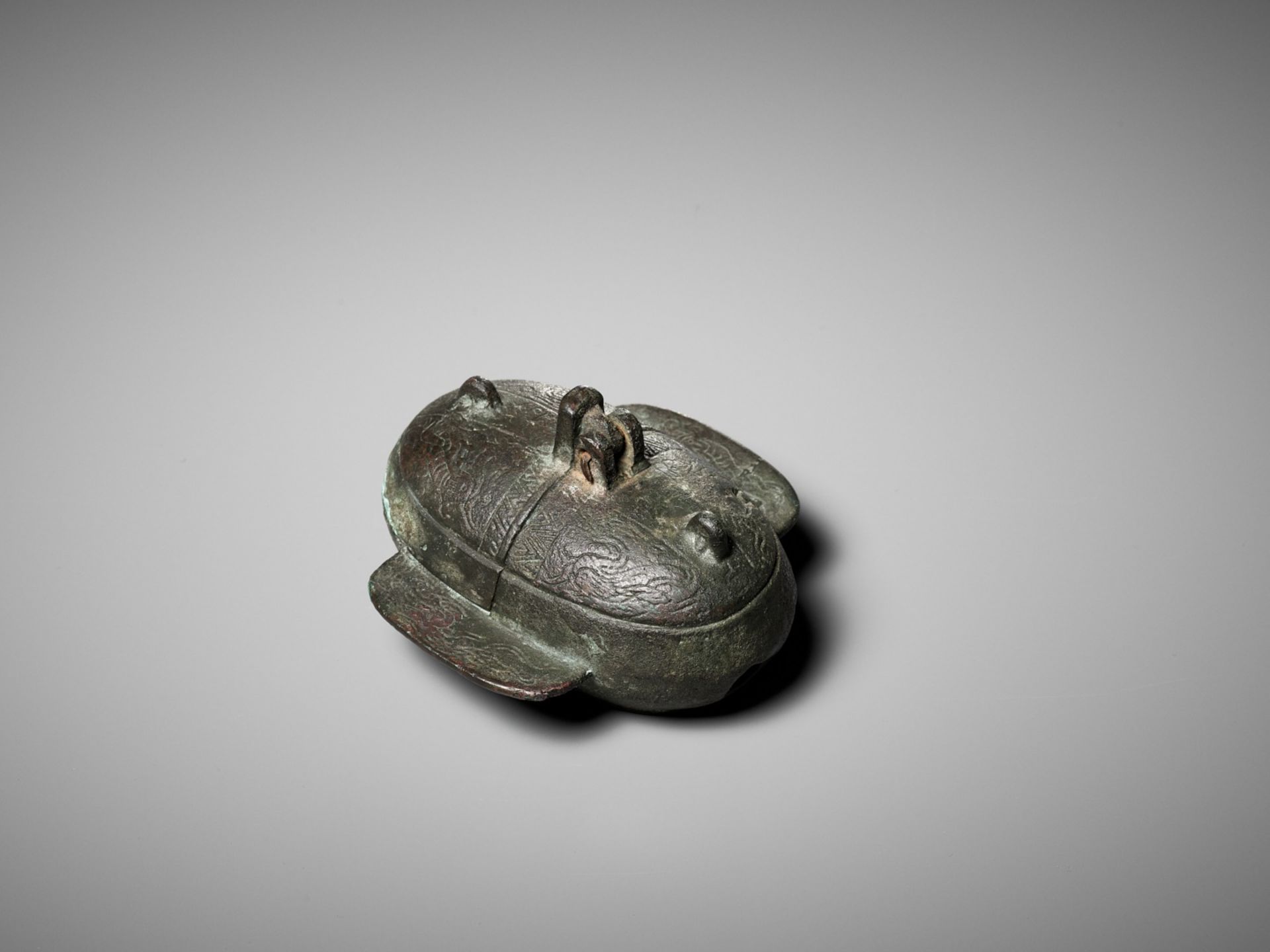 AN OVAL BRONZE FOLDING OIL LAMP, DENG, HAN DYNASTY - Image 8 of 16