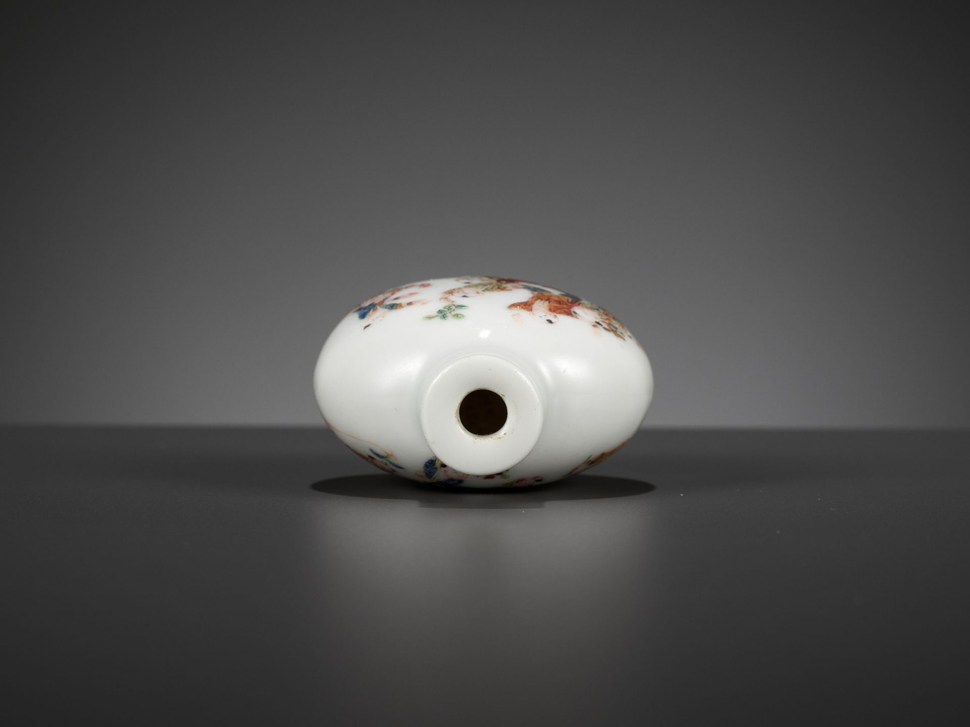 AN IMPERIAL FAMILLE ROSE 'BOYS AT PLAY' PORCELAIN SNUFF BOTTLE, DAOGUANG MARK AND PERIOD - Image 8 of 11