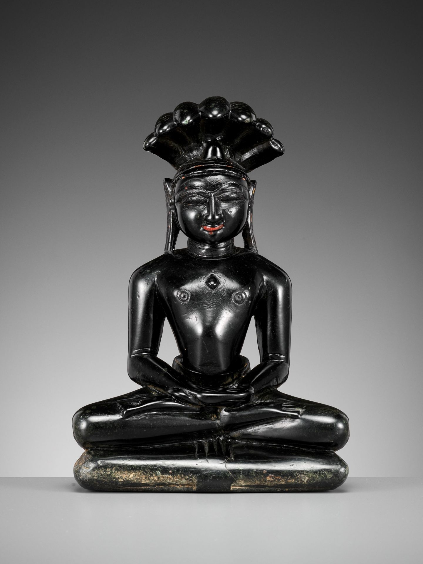 A BLACK STONE FIGURE OF PARSHVANATHA, JAIN, 15TH-17TH CENTURY