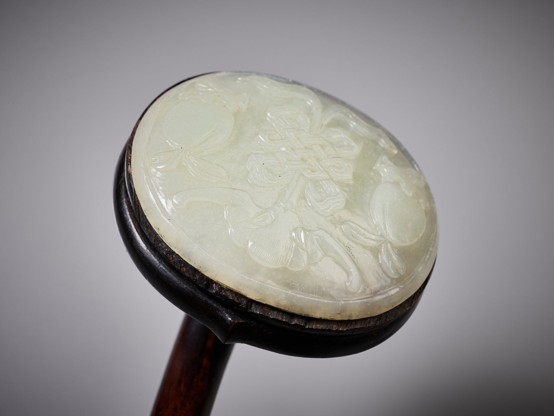 A PALE CELADON JADE-MOUNTED WOOD RUYI SCEPTER, QING DYNASTY - Image 10 of 12