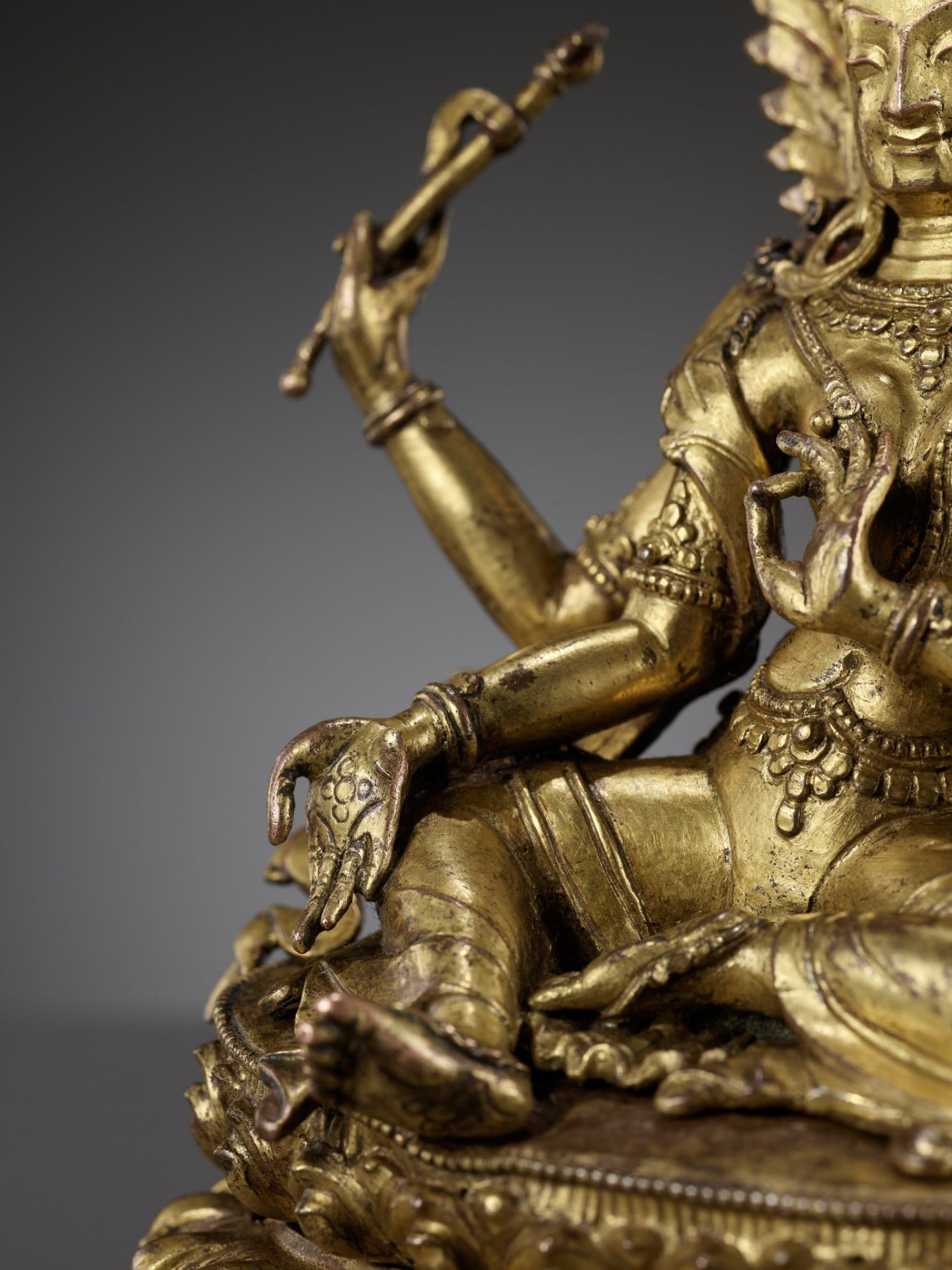A CAST AND REPOUSSE GILT COPPER ALLOY FIGURE OF TARA, NEPAL, 18TH-19TH CENTURY - Image 5 of 13