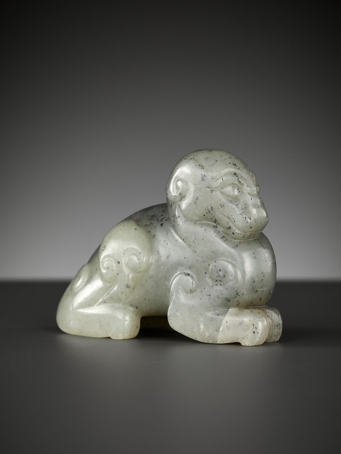 A GRAY JADE FIGURE OF A MYTHICAL BEAST, 17TH CENTURY - Image 9 of 13