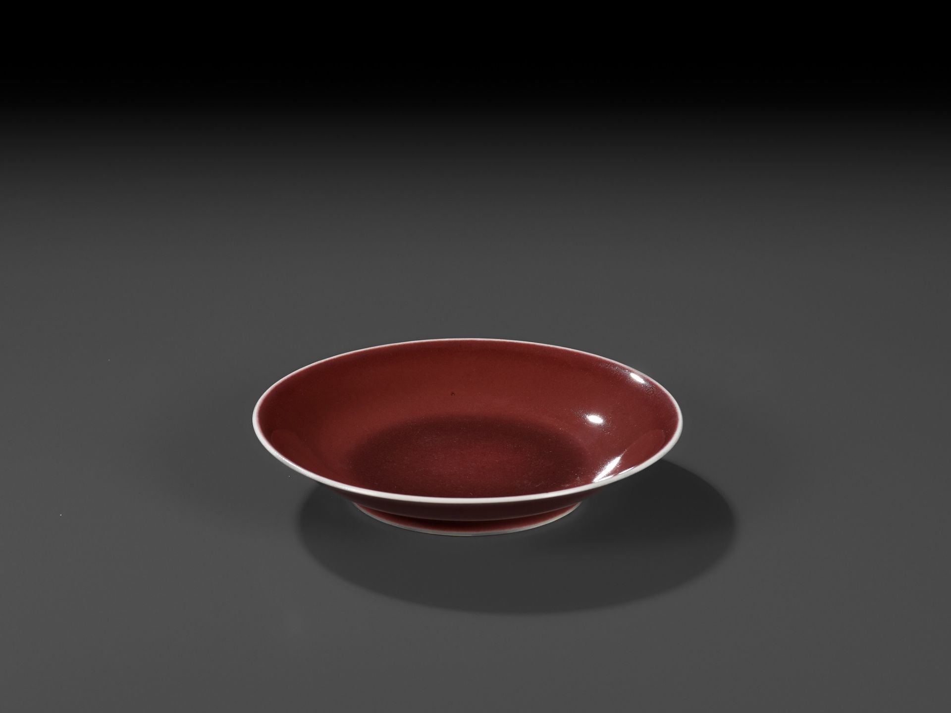 A COPPER-RED GLAZED DISH, WITH A LIVER-RED GLAZE POOLING IN THE WELL, QIANLONG MARK AND PERIOD - Bild 8 aus 9