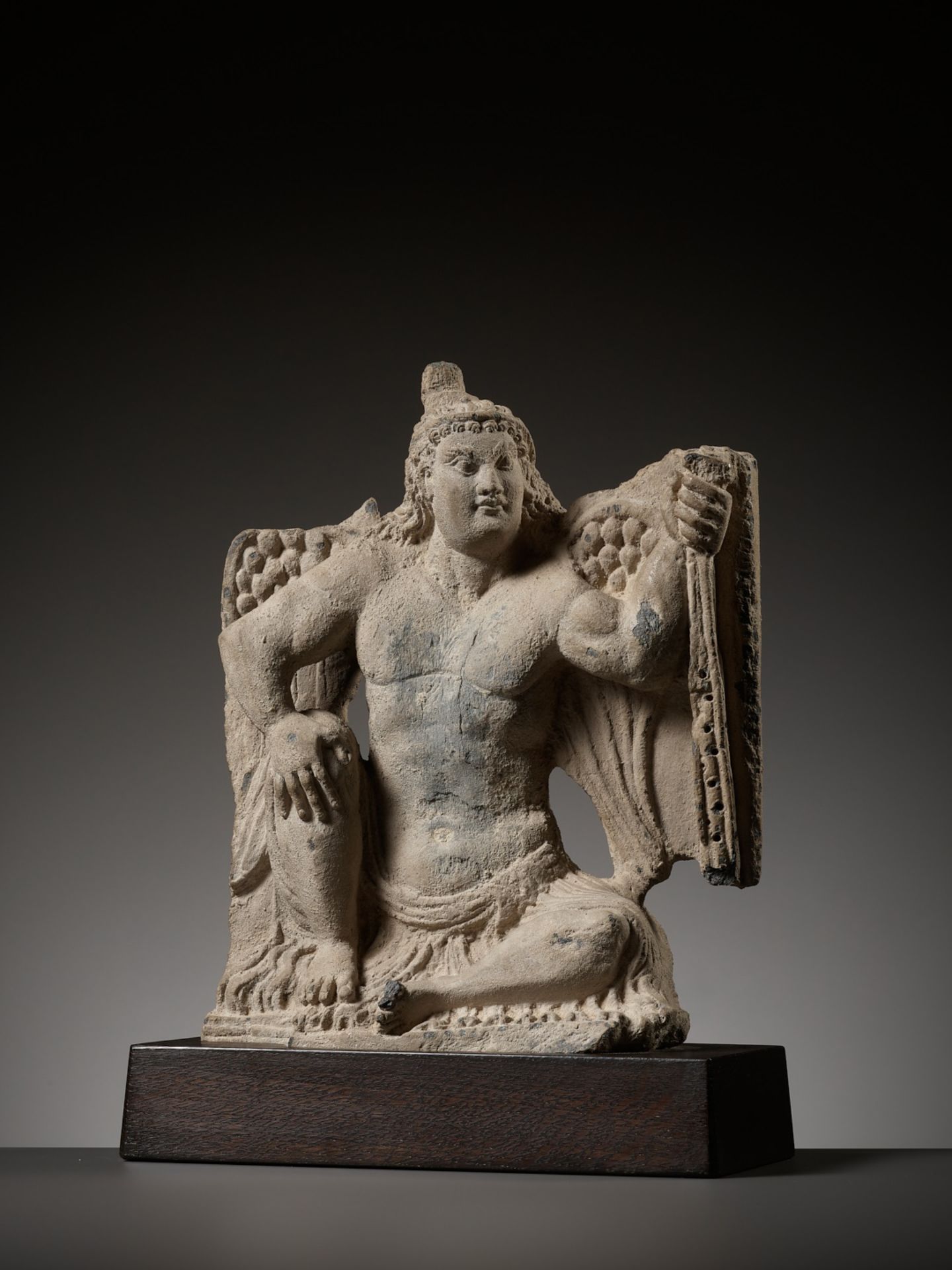 A GRAY SCHIST FIGURE OF A WINGED ATLAS, ANCIENT REGION OF GANDHARA, 3RD - 4TH CENTURY - Bild 2 aus 10