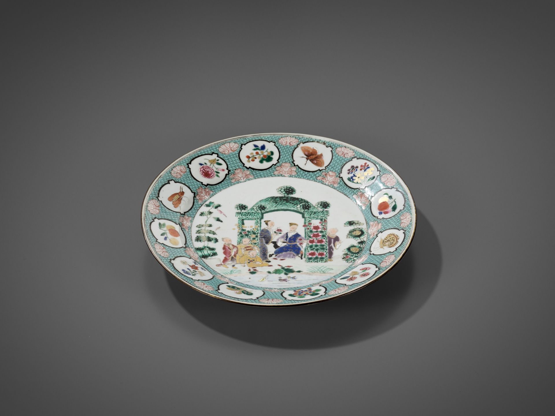 A FAMILLE ROSE 'IN THE ARBOR' DISH BY CORNELIUS PRONK, CHINA, 1735-1740 - Bild 12 aus 14