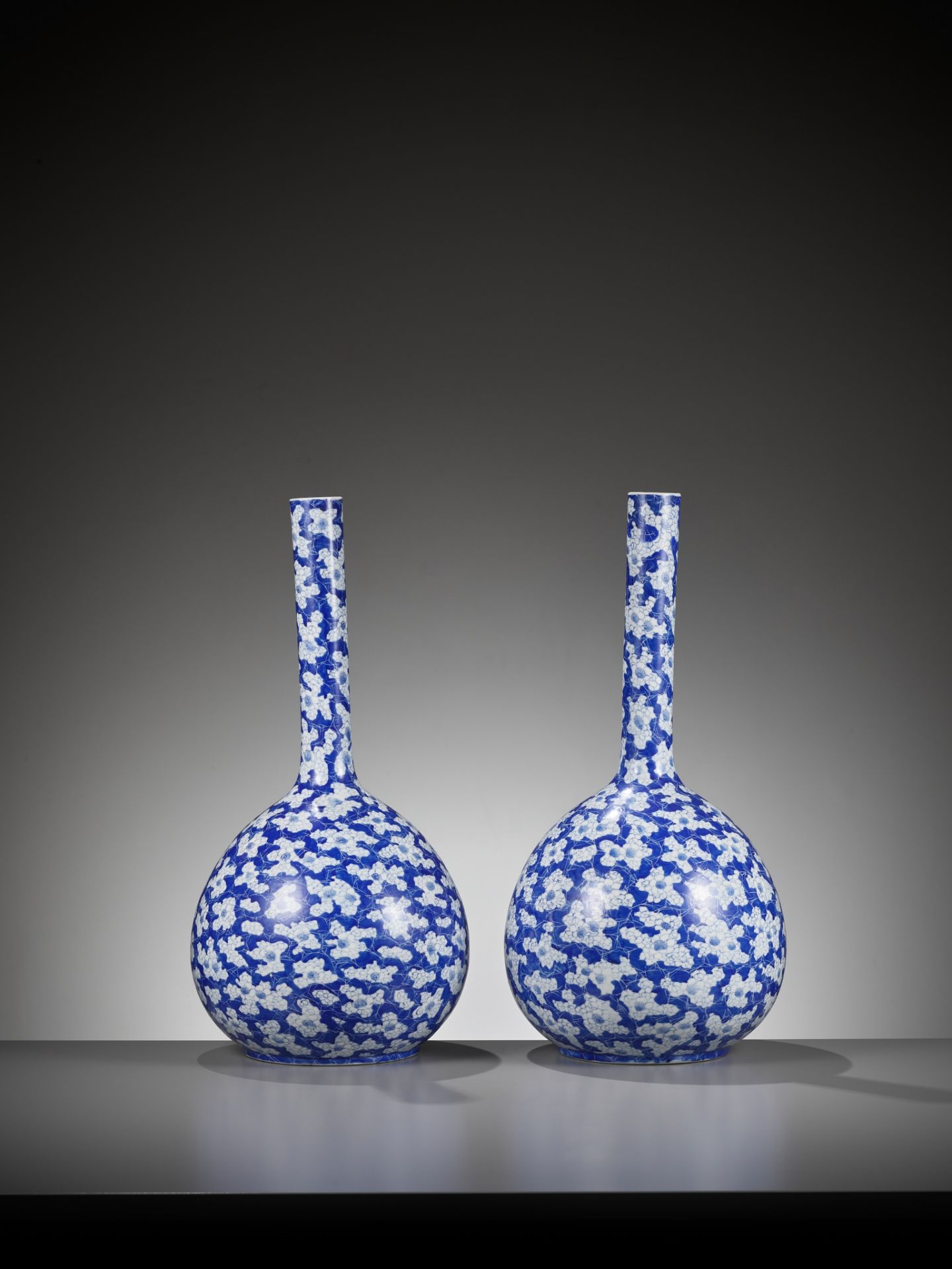 A PAIR OF BLUE AND WHITE 'ICE CRACK AND PRUNUS' BOTTLE VASES, 19TH CENTURY - Bild 8 aus 14