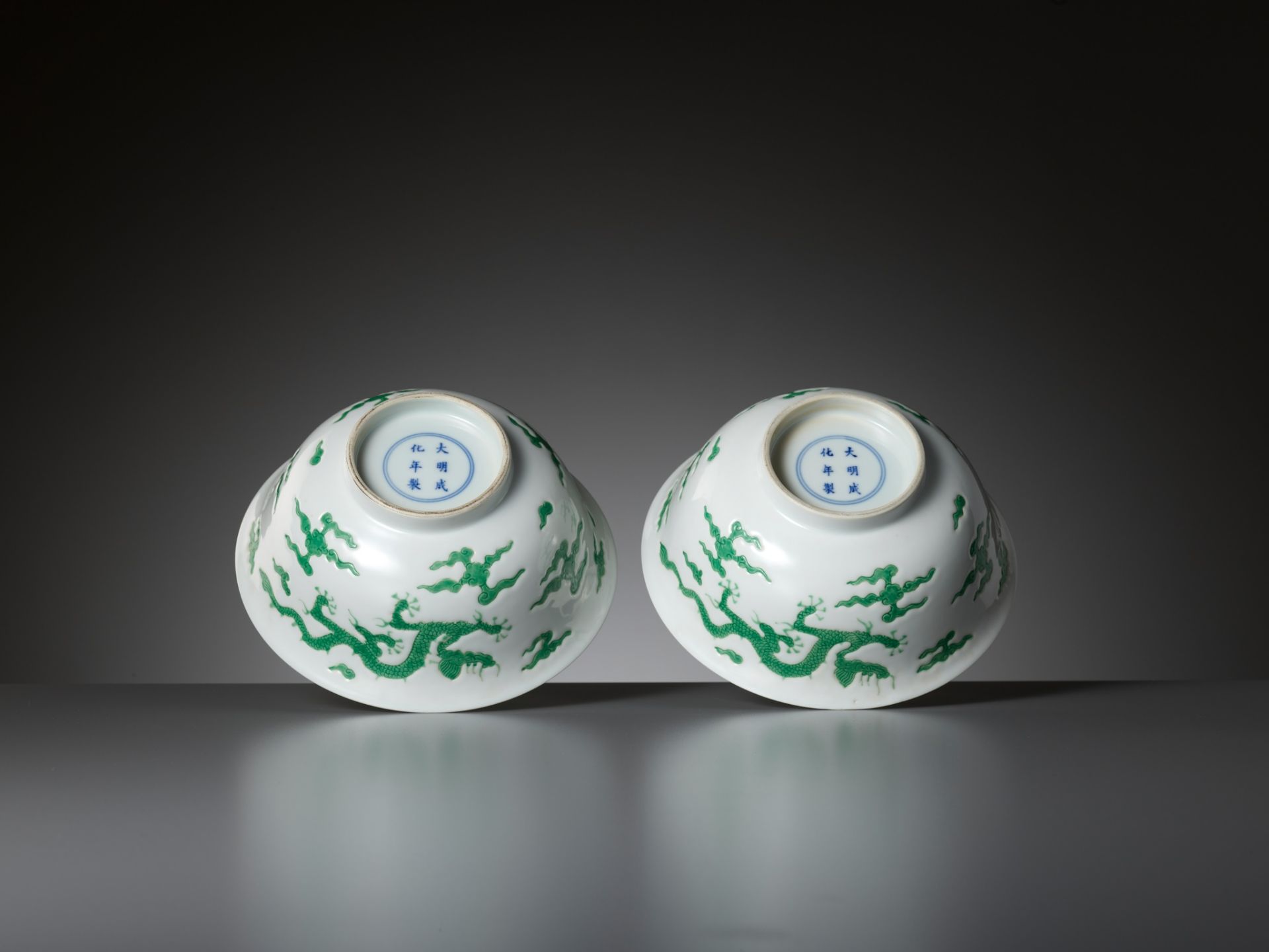 A RARE PAIR OF MING-STYLE GREEN-ENAMELED 'DRAGON' BOWLS, KANGXI PERIOD - Image 10 of 18