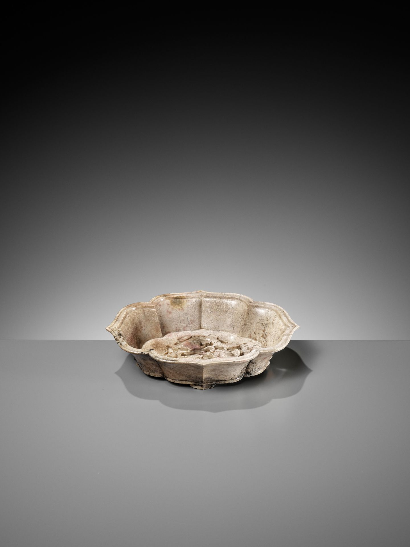 A CHICKEN BONE JADE 'DOUBLE FISH' MARRIAGE BOWL, 17TH-18TH CENTURY - Image 8 of 16