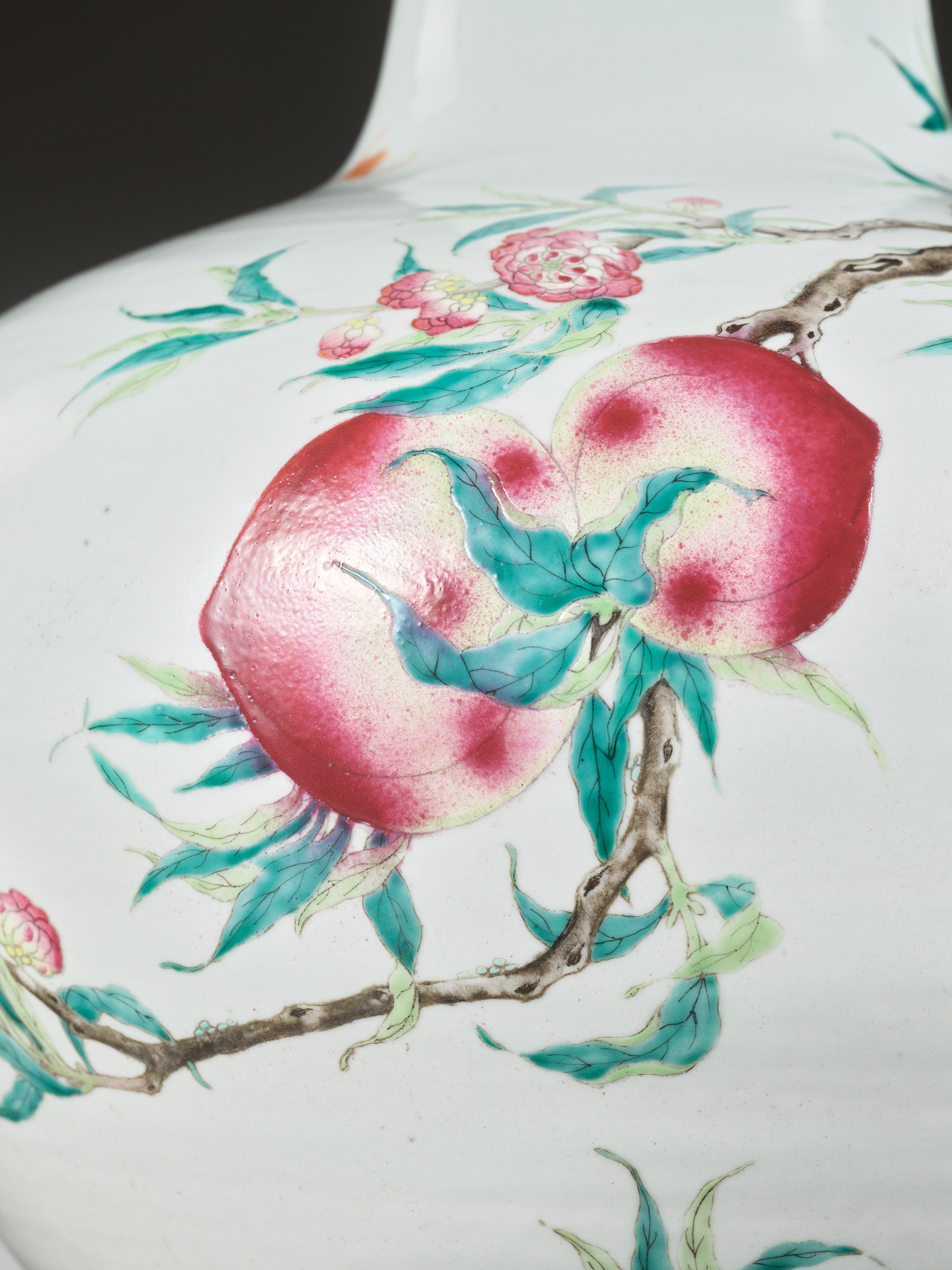 A FAMILLE ROSE 'NINE PEACHES' VASE, TIANQIUPING, LATE QING DYNASTY TO REPUBLIC PERIOD - Image 8 of 20
