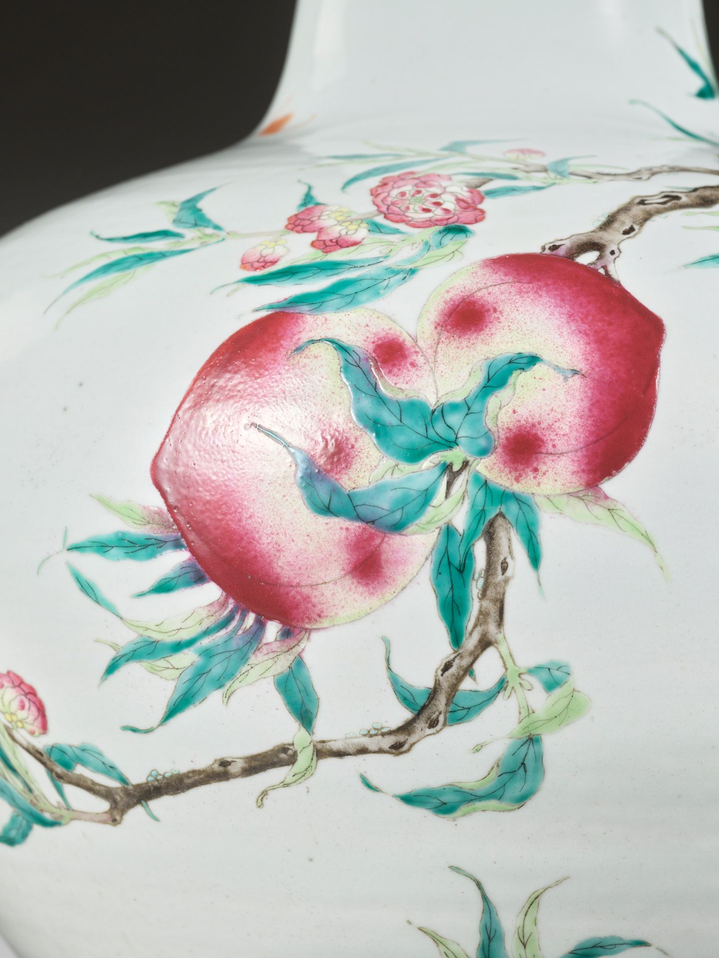 A FAMILLE ROSE 'NINE PEACHES' VASE, TIANQIUPING, LATE QING DYNASTY TO REPUBLIC PERIOD - Bild 8 aus 20