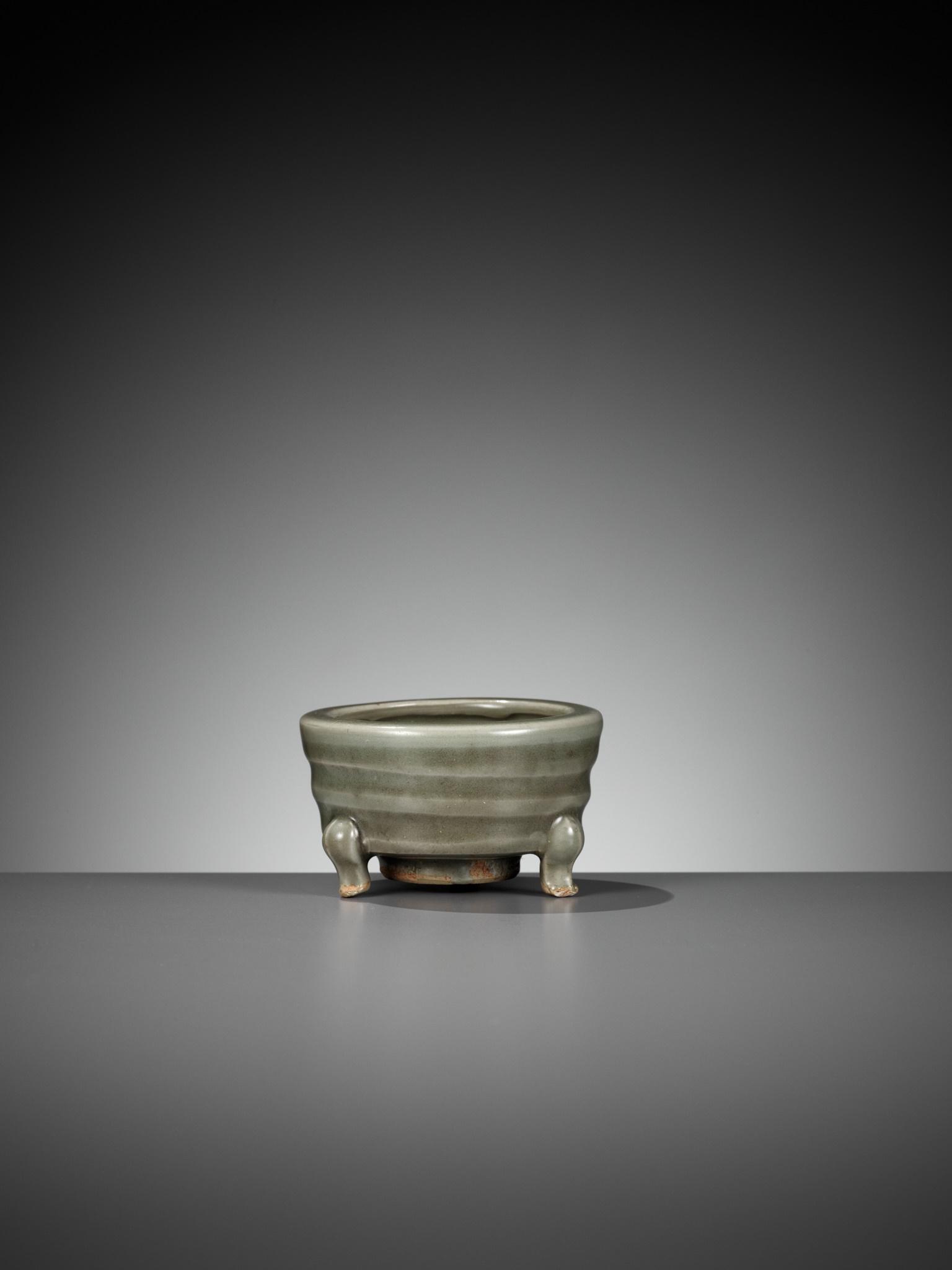 A SMALL LONGQUAN CELADON TRIPOD CENSER, LIAN, SONG DYNASTY - Image 7 of 9