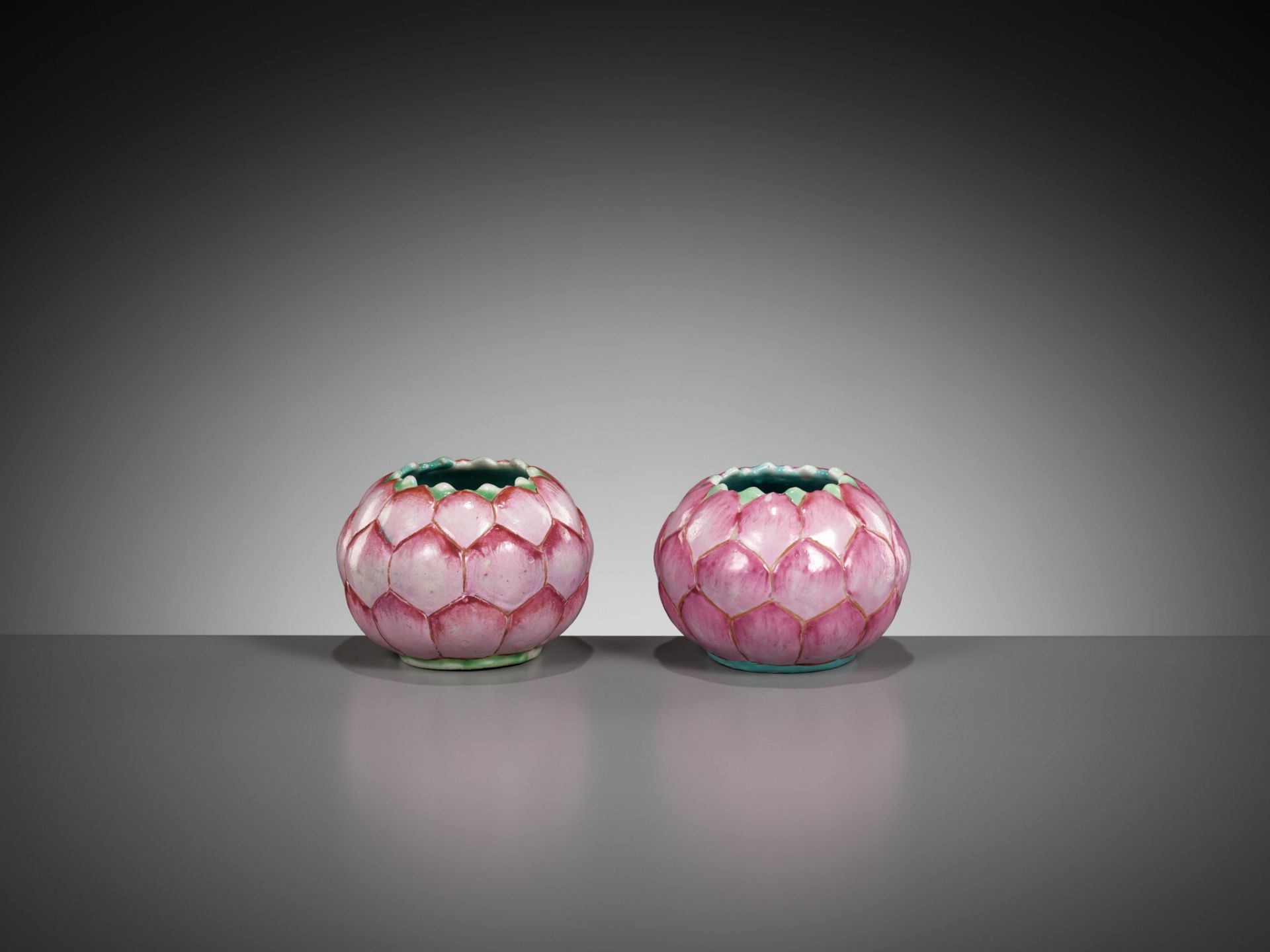 A PAIR OF LOTUS-SHAPED WATER POTS, CHINA, EARLY 19TH CENTURY - Bild 3 aus 10