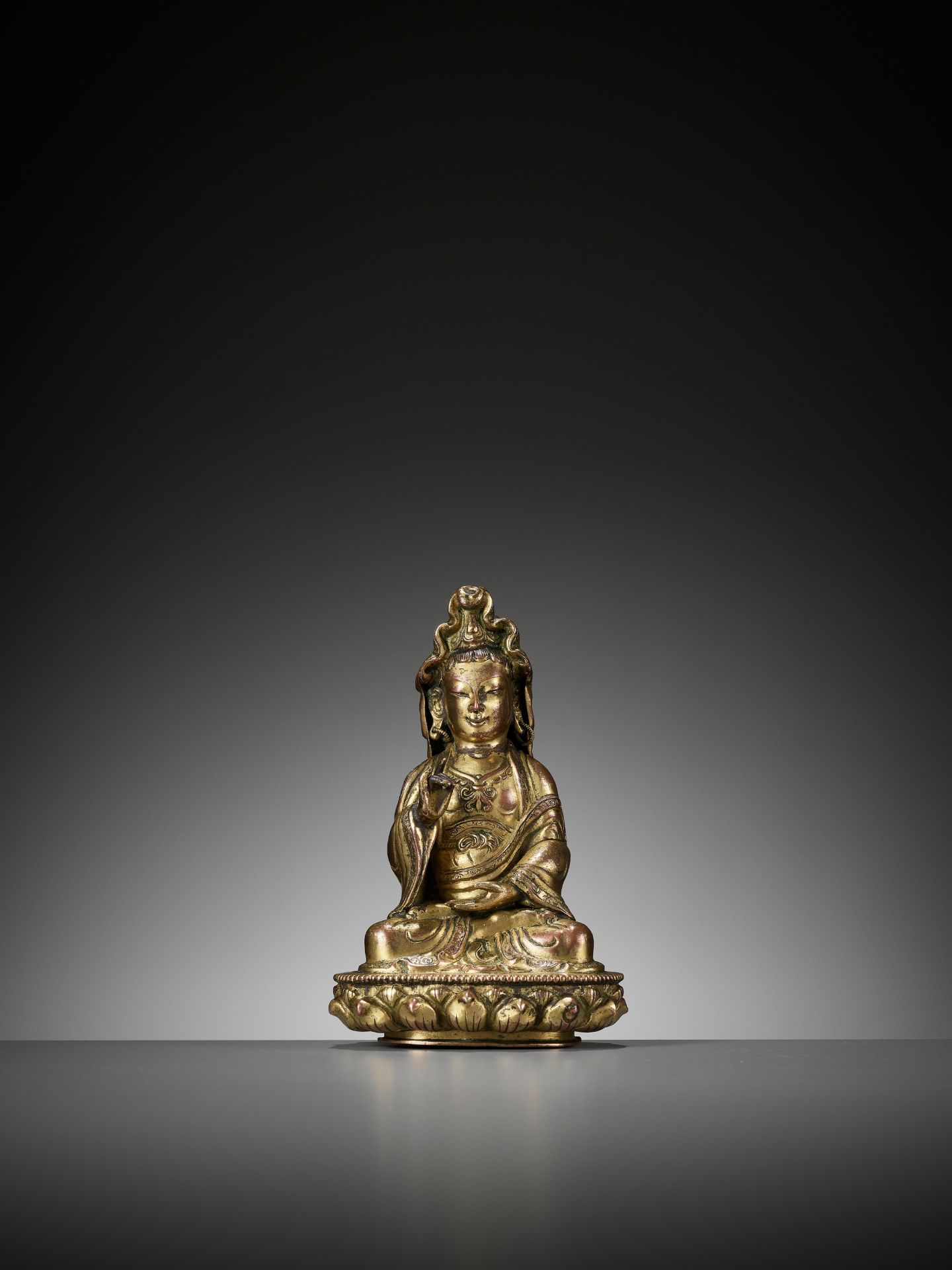 A GILT COPPER ALLOY FIGURE OF GUANYIN, 18TH CENTURY - Bild 2 aus 11