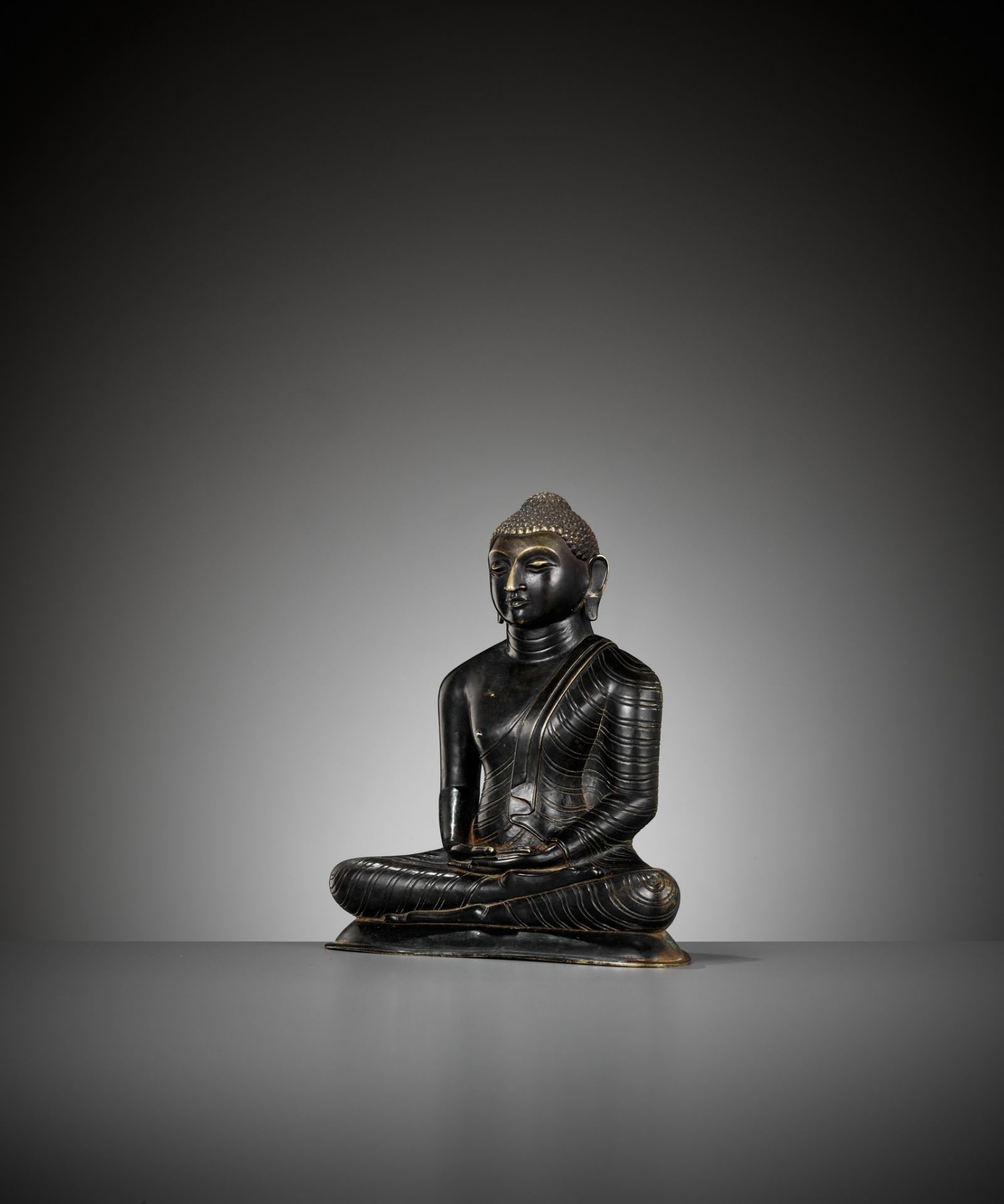 A BRONZE FIGURE OF BUDDHA, SRI LANKA, 18TH TO 19TH CENTURY - Image 2 of 10