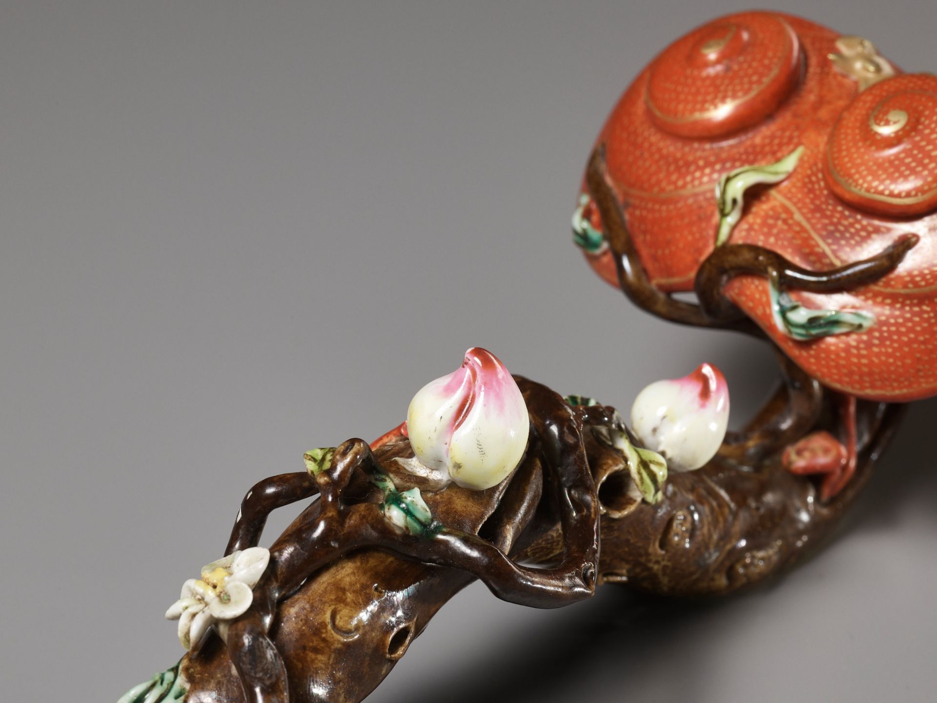 A FAMILLE ROSE PORCELAIN 'LINGZHI' RUYI SCEPTER, MID-QING DYNASTY - Image 12 of 12