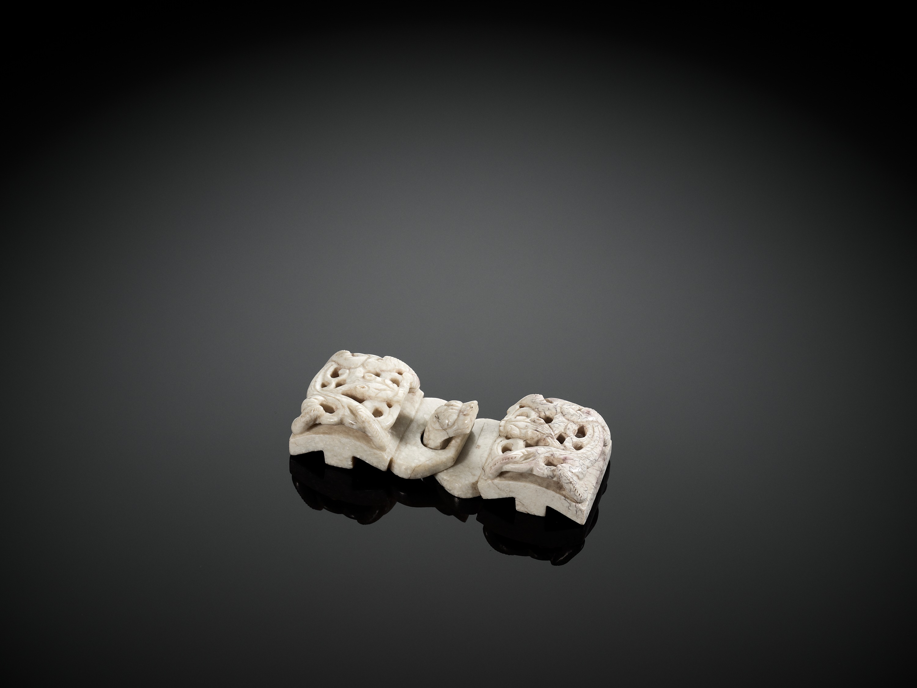 A CHICKEN BONE JADE 'CHILONG' BELT HOOK AND BUCKLE, MING DYNASTY - Image 6 of 10