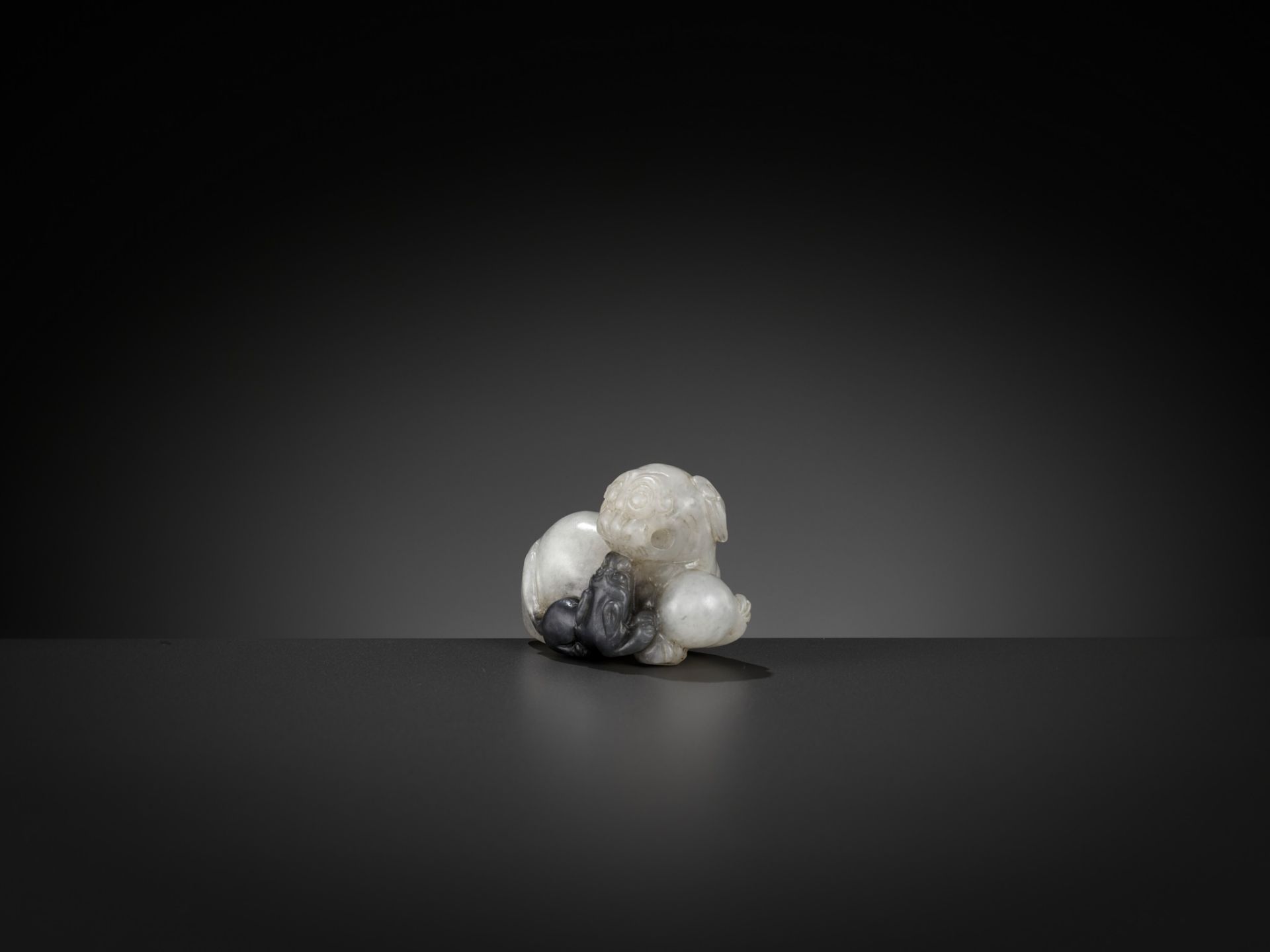 A WHITE AND GRAY JADE GROUP OF A LION AND CUB, LATE MING TO EARLY QING DYNASTY - Image 3 of 9