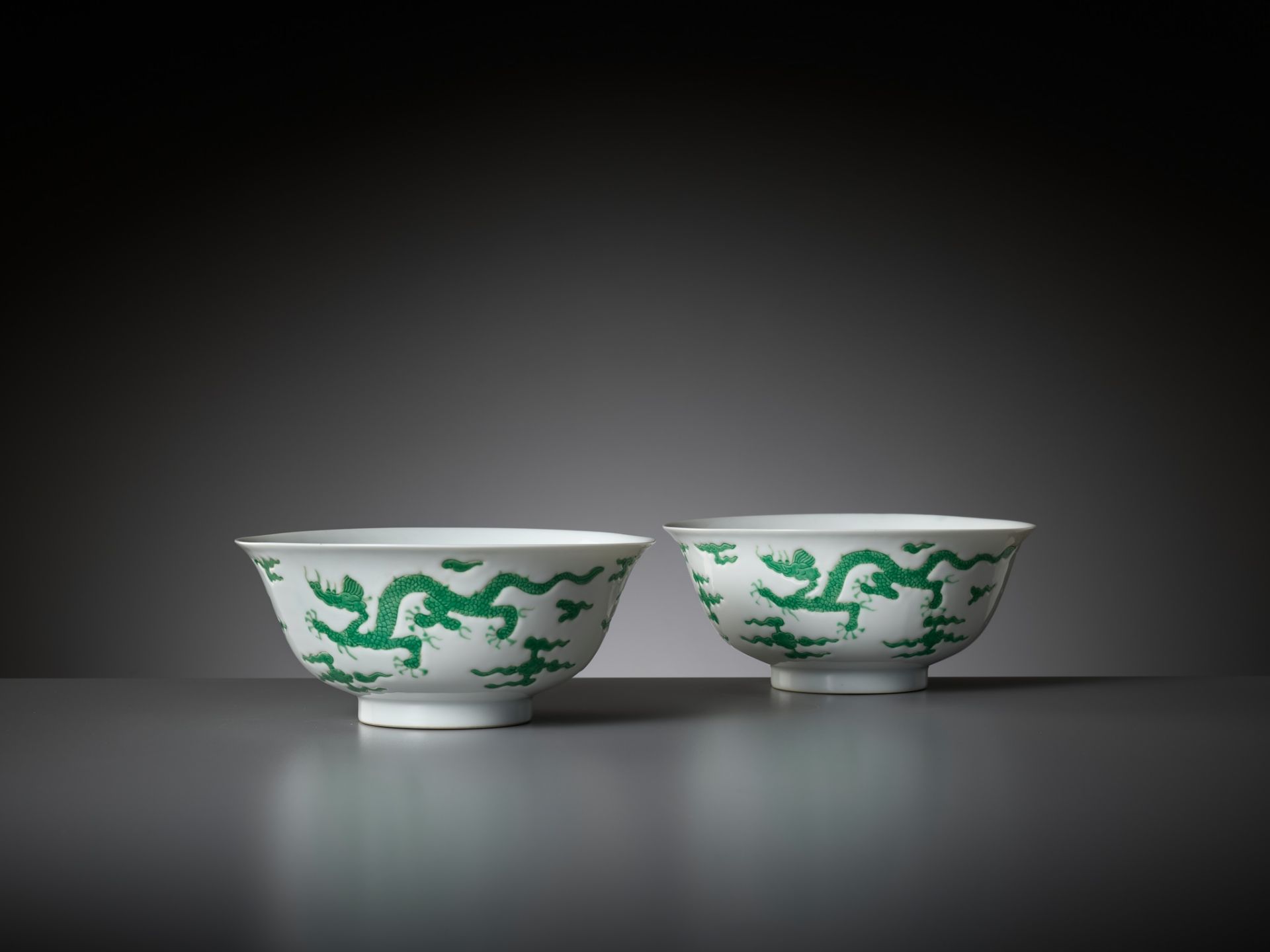 A RARE PAIR OF MING-STYLE GREEN-ENAMELED 'DRAGON' BOWLS, KANGXI PERIOD - Image 6 of 18