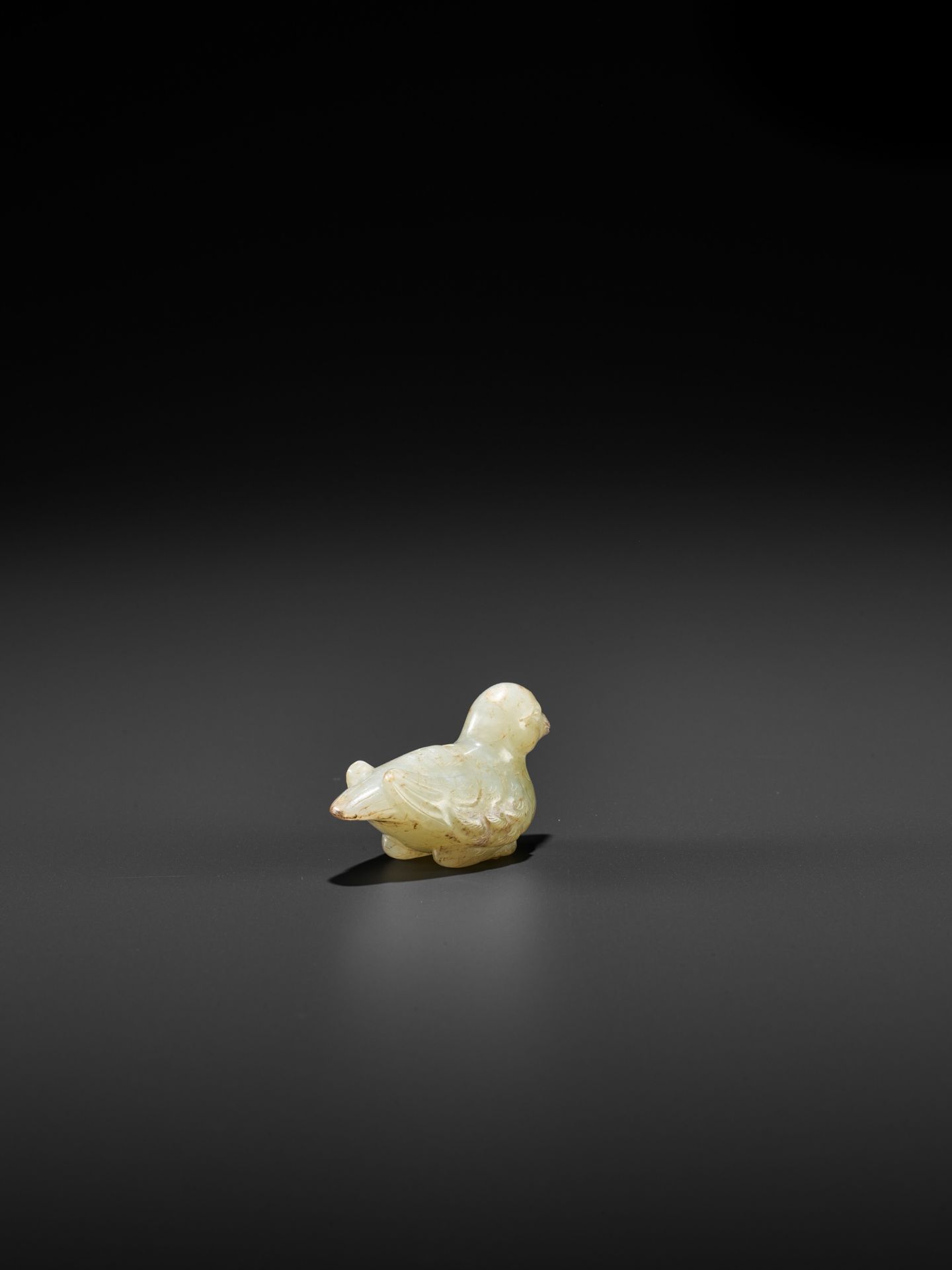 A CELADON JADE 'BIRD' PENDANT - Image 6 of 10