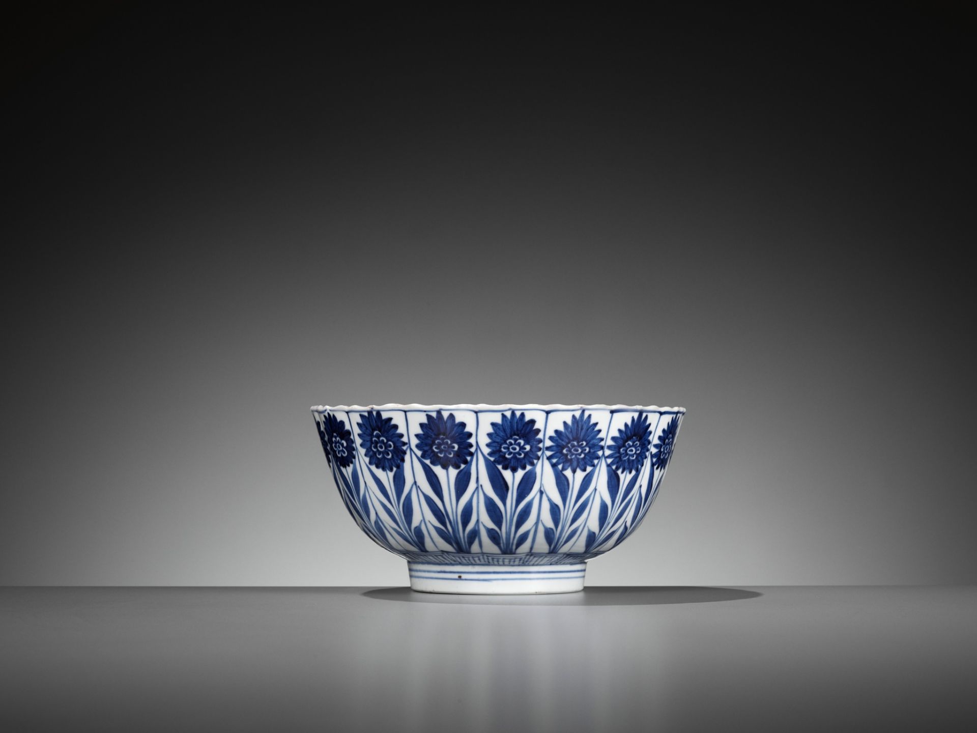 A BLUE AND WHITE 'ASTER' BOWL, KANGXI PERIOD - Image 8 of 10