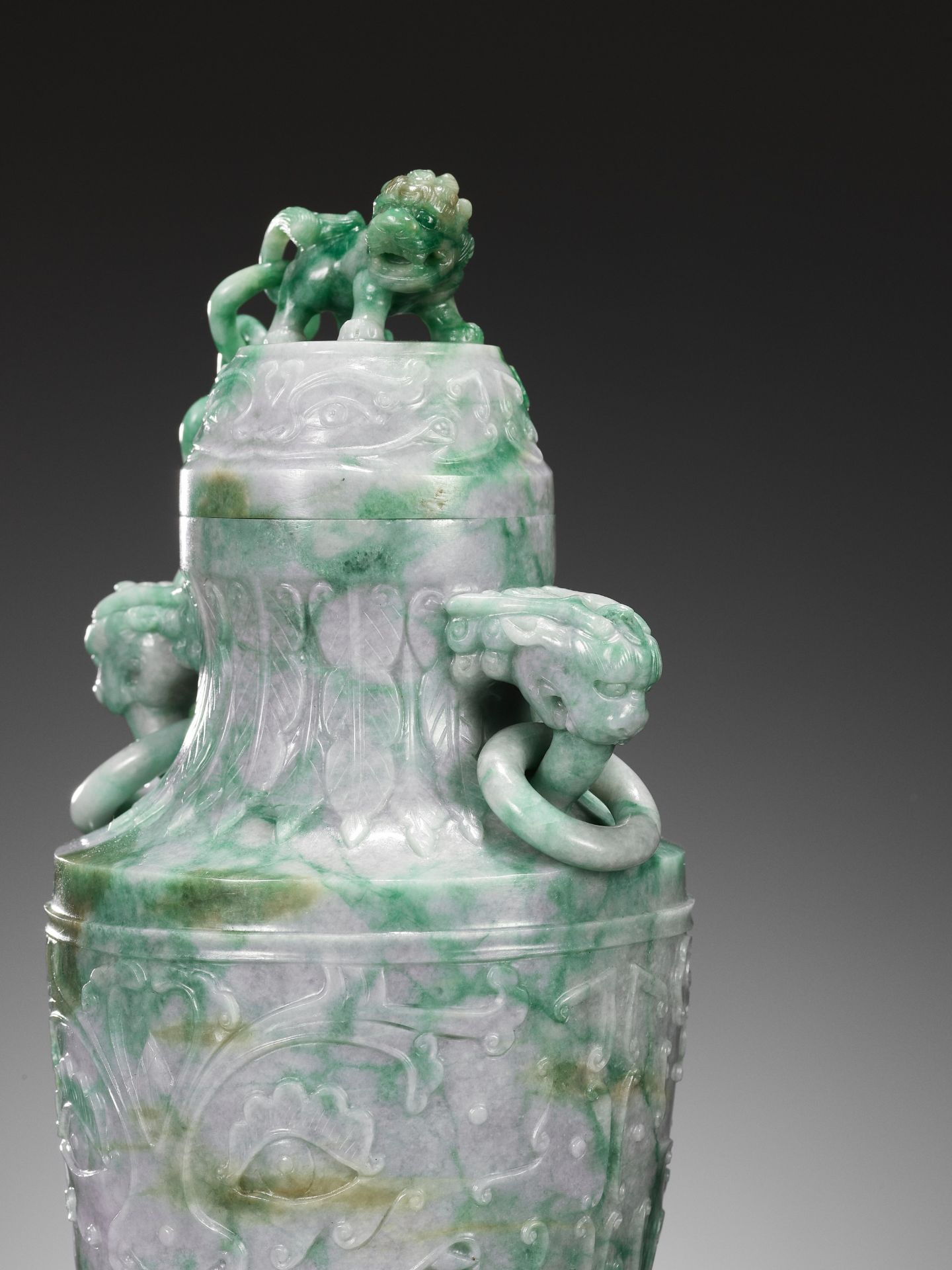 A LAVENDER AND APPLE GREEN JADEITE 'CHAIN' VASE AND COVER, EARLY 20TH CENTURY - Bild 2 aus 11