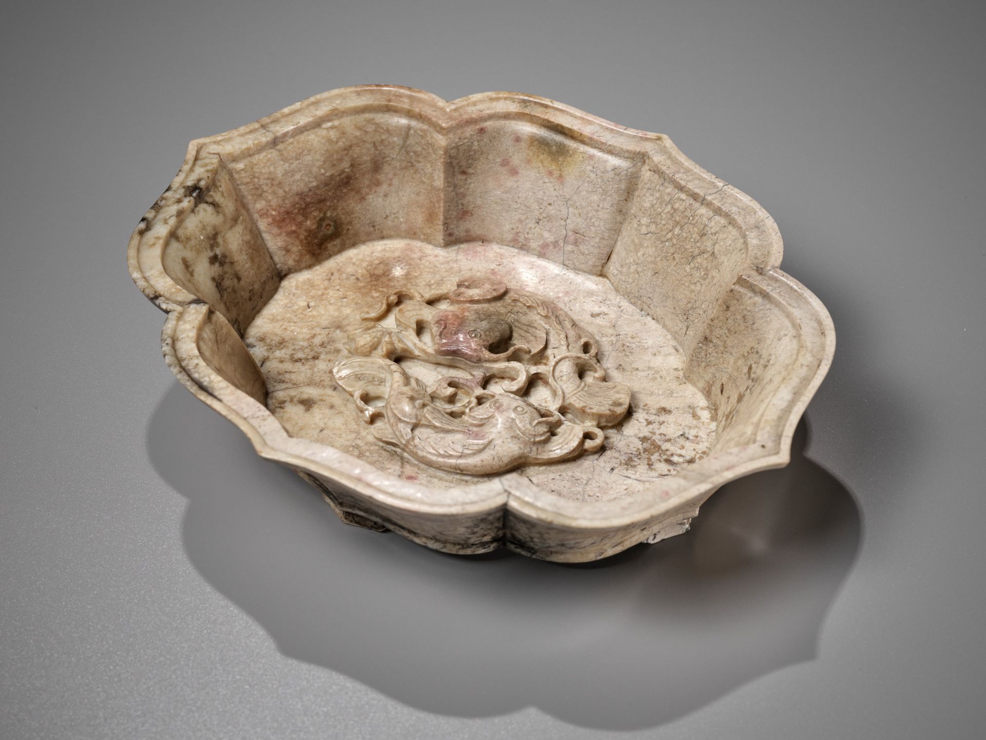 A CHICKEN BONE JADE 'DOUBLE FISH' MARRIAGE BOWL, 17TH-18TH CENTURY - Image 5 of 16