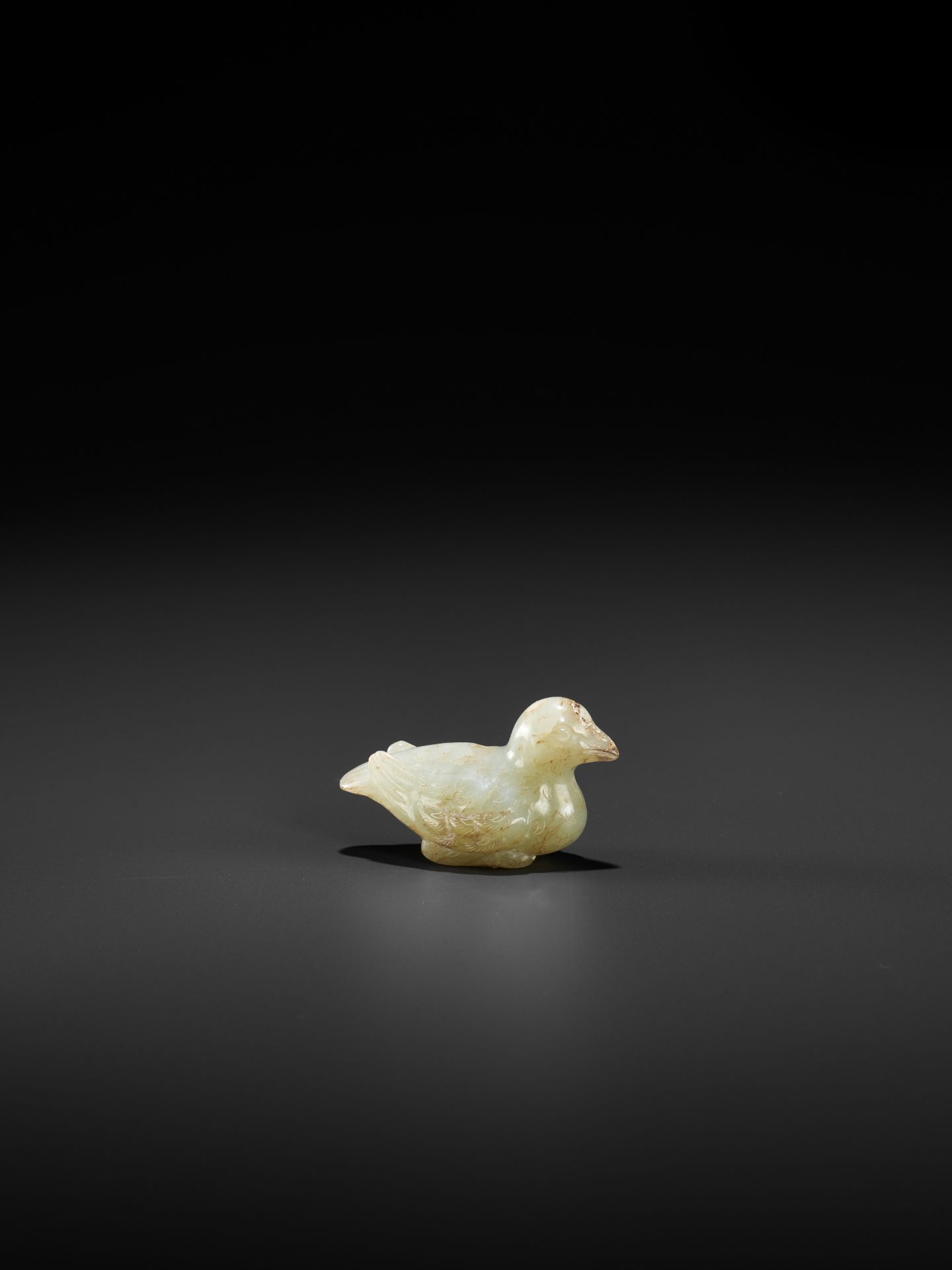 A CELADON JADE 'BIRD' PENDANT - Image 8 of 10