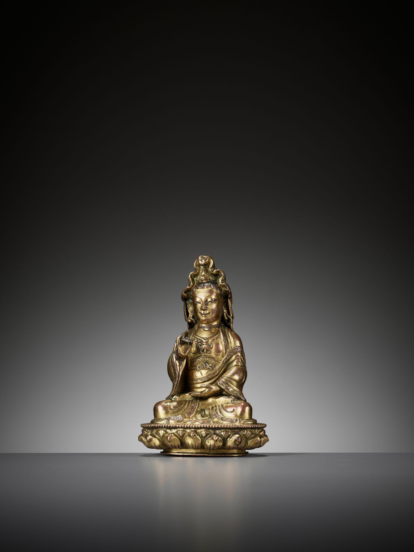 A GILT COPPER ALLOY FIGURE OF GUANYIN, 18TH CENTURY - Image 7 of 11