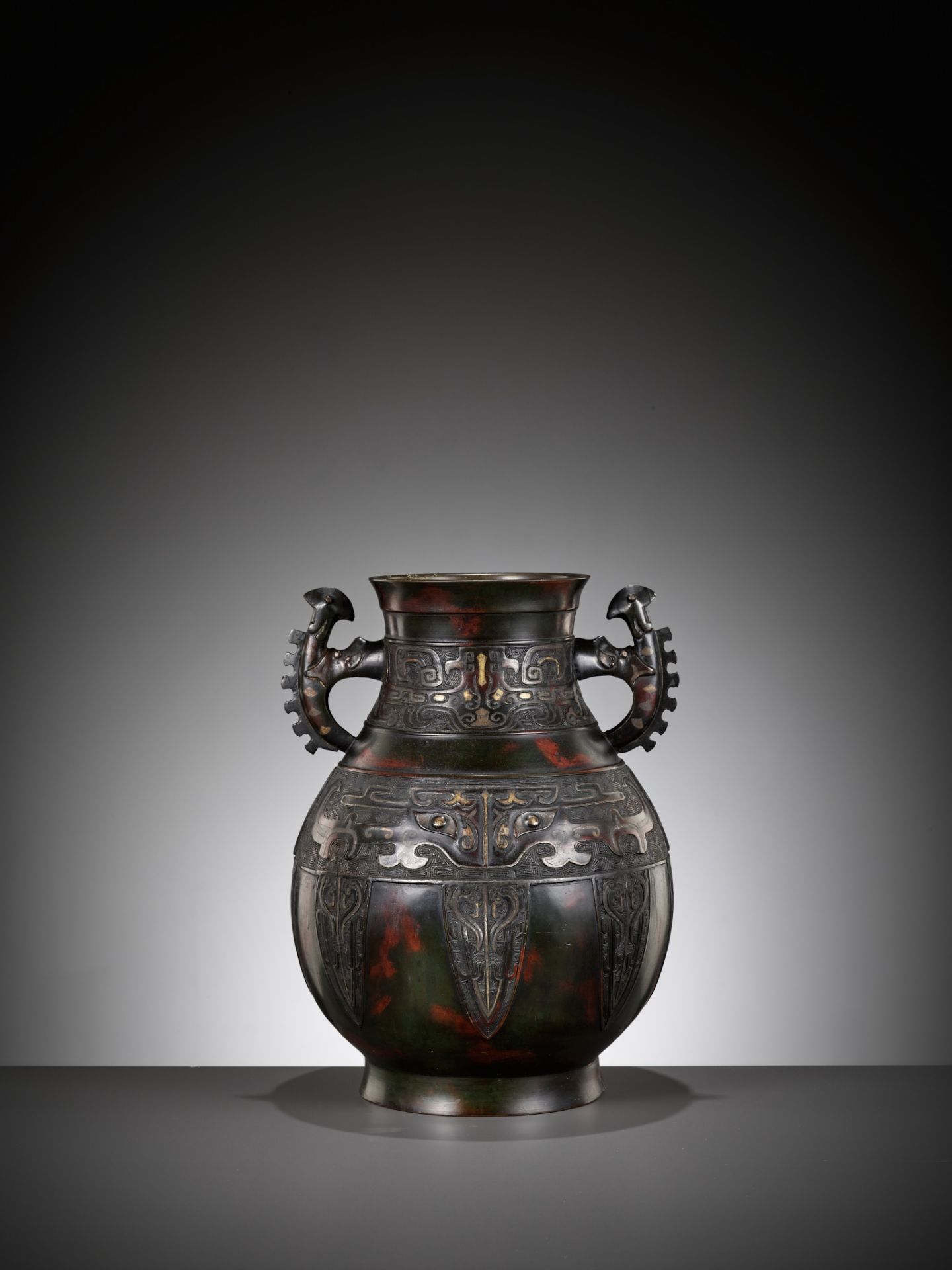 A LARGE ARCHAISTIC GOLD AND SILVER-INLAID BRONZE VASE, HU, QING DYNASTY - Image 3 of 14