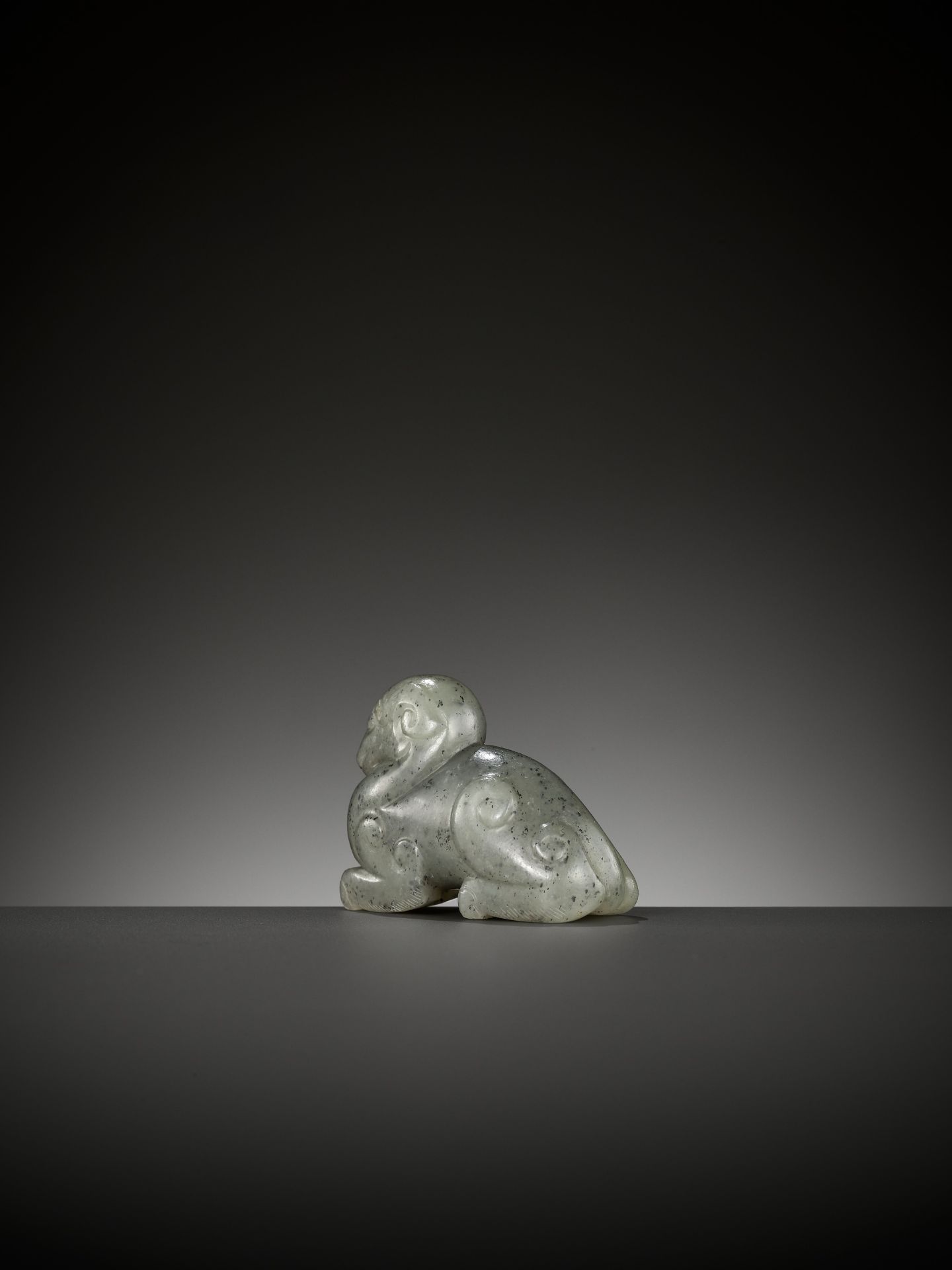 A GRAY JADE FIGURE OF A MYTHICAL BEAST, 17TH CENTURY - Image 8 of 13