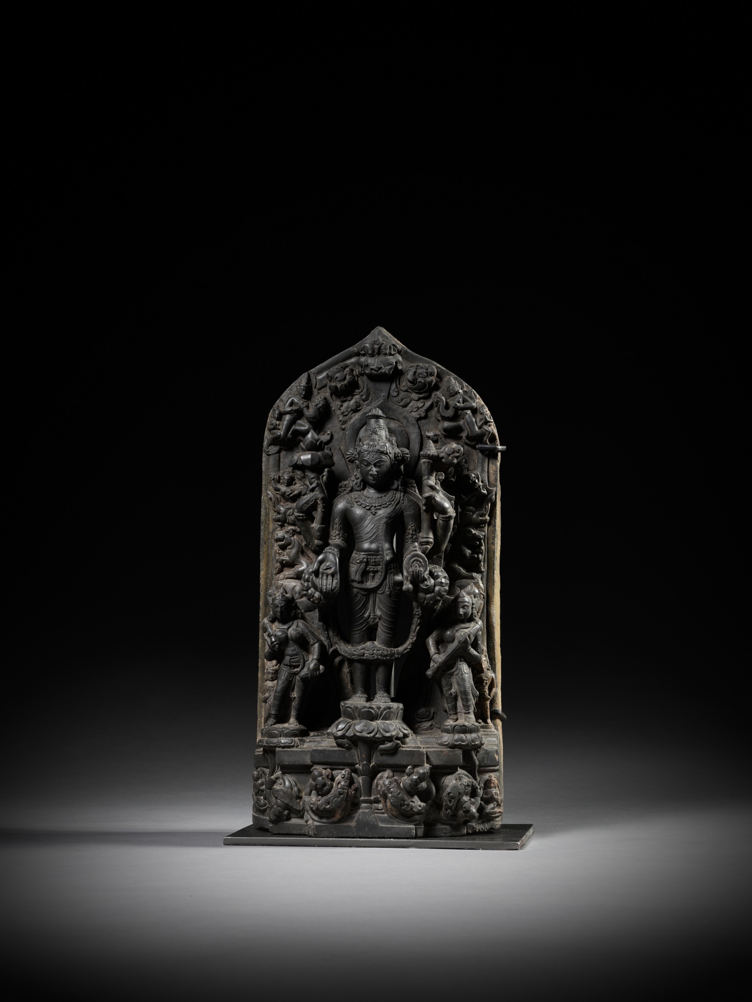 A MASSIVE BLACK STONE TRINITY STELE DEPICTING VISHNU, SARASVATI AND LAKSHMI, PALA PERIOD - Image 7 of 12