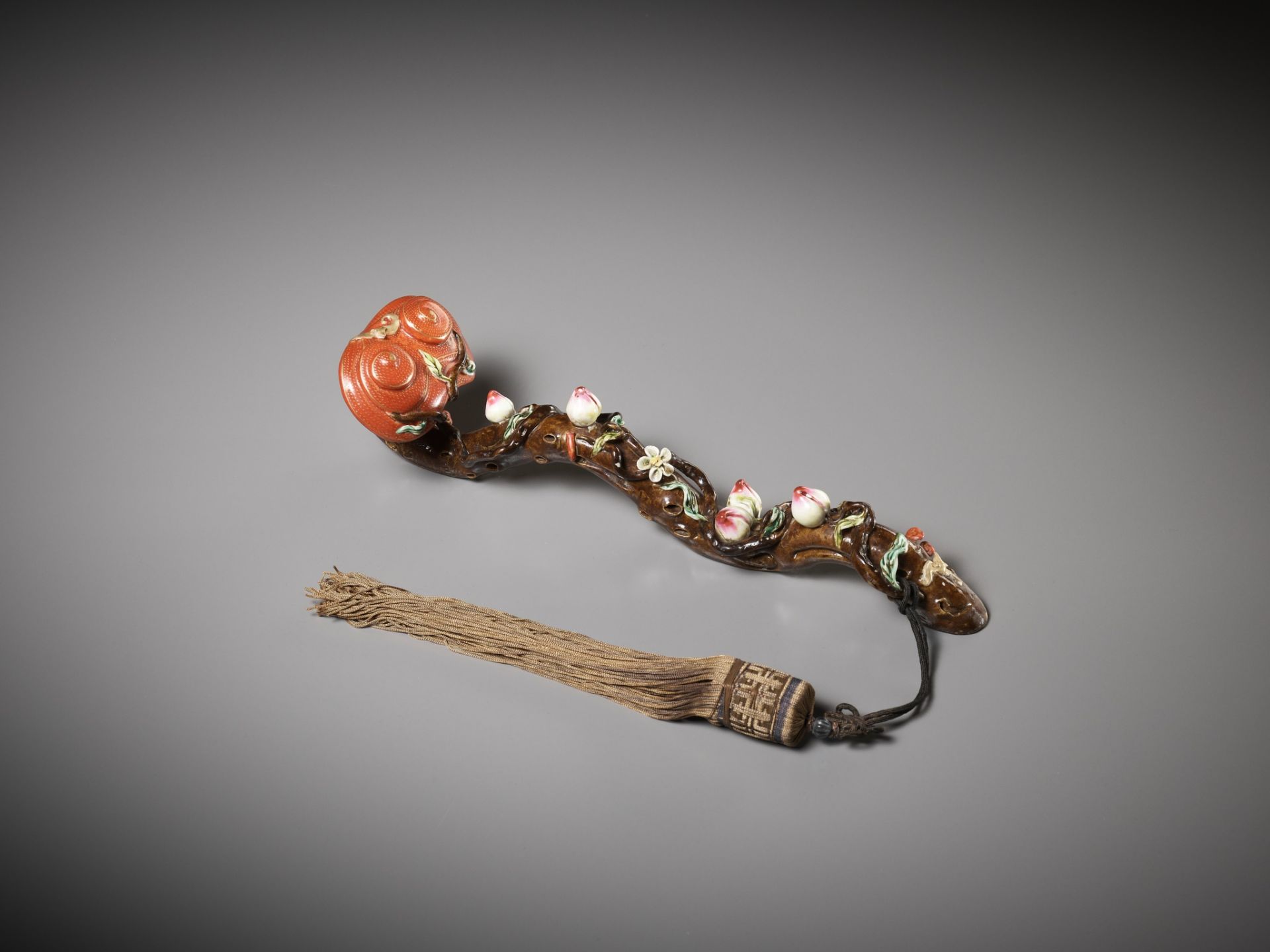 A FAMILLE ROSE PORCELAIN 'LINGZHI' RUYI SCEPTER, MID-QING DYNASTY - Image 9 of 12