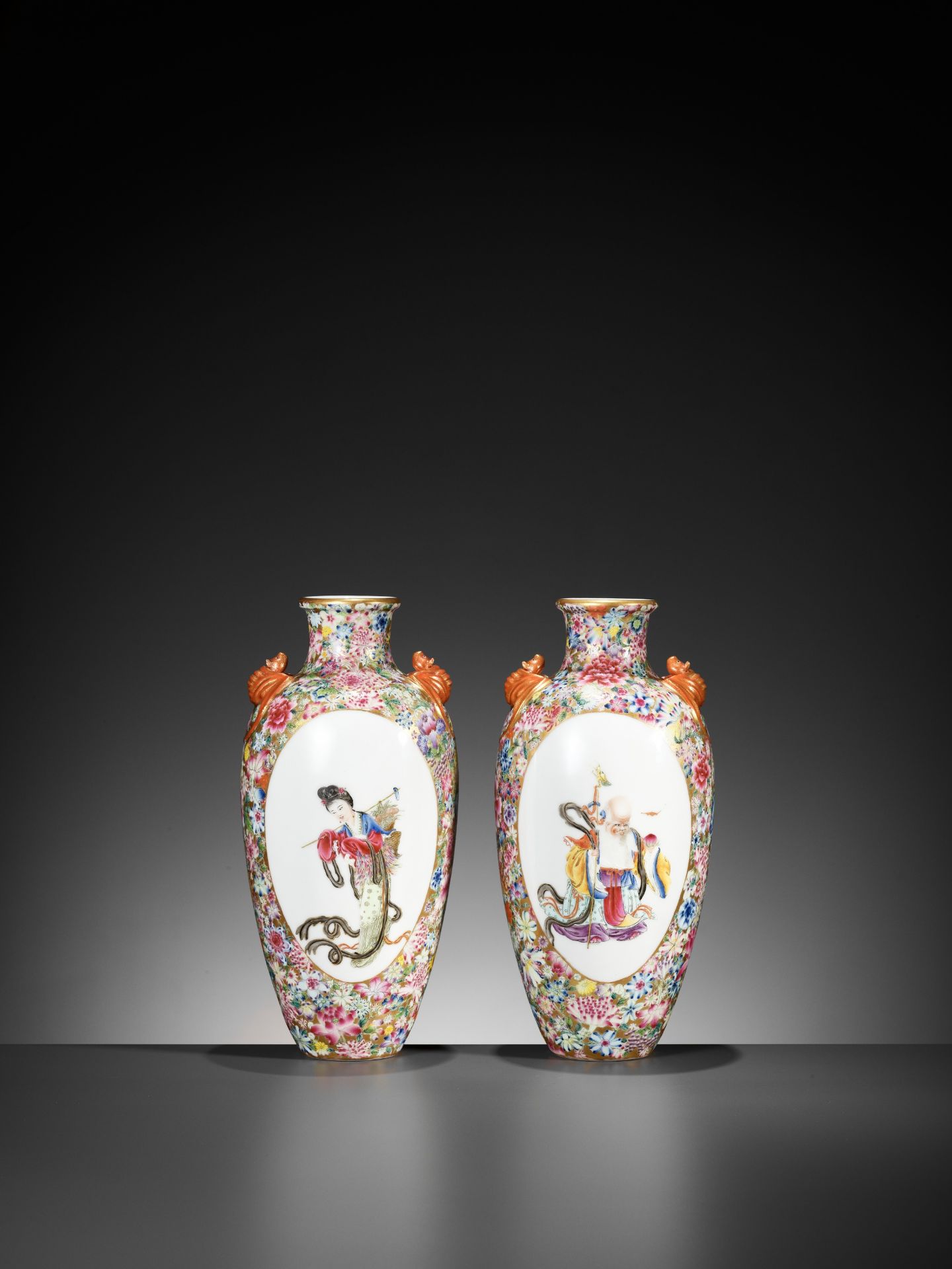 A PAIR OF FAMILLE ROSE 'MILLEFLEUR' VASES, LATE QING TO REPUBLIC - Image 5 of 13