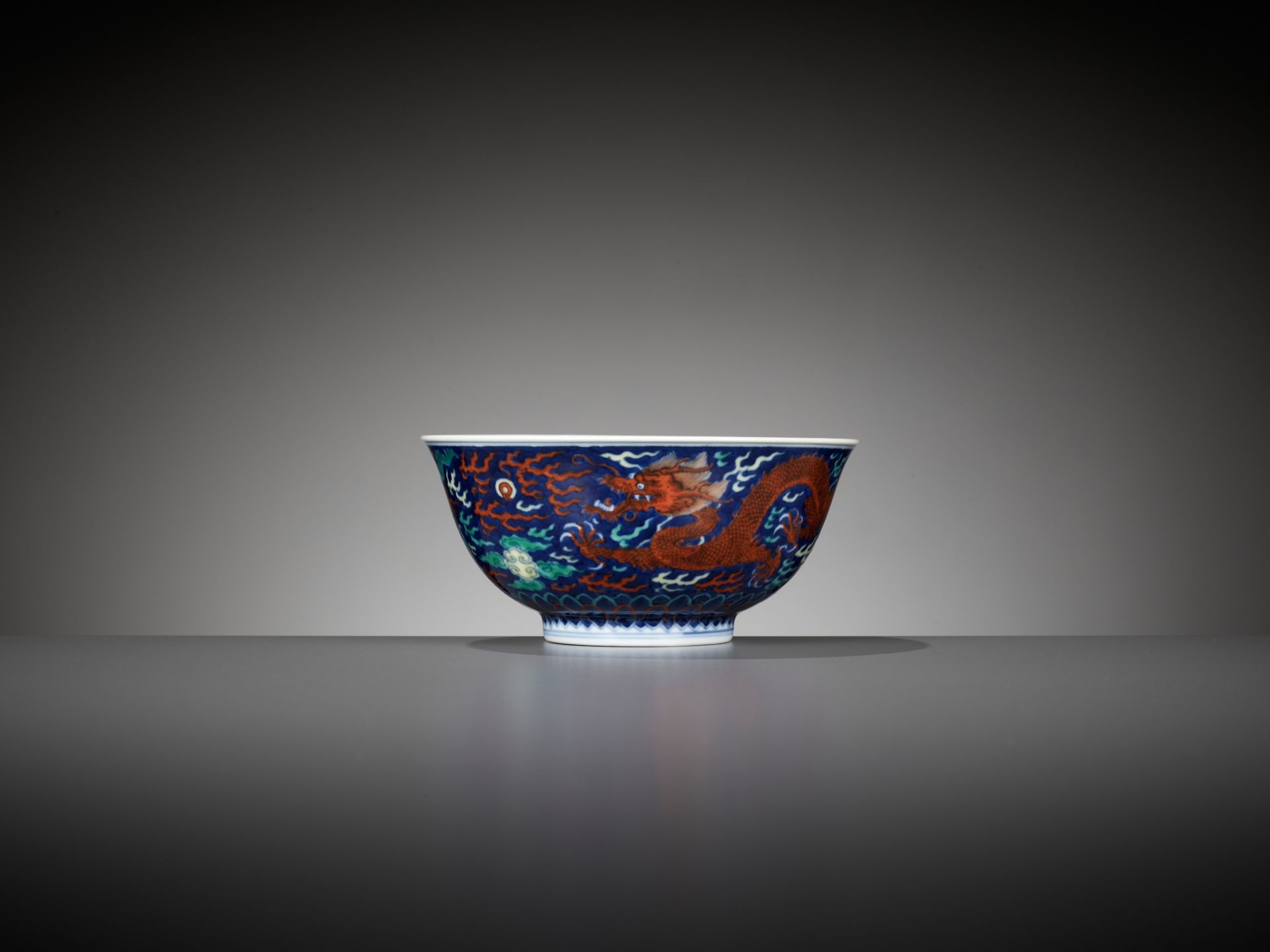 A RARE BLUE-GROUND POLYCHROME-DECORATED 'DRAGON' BOWL, QIANLONG MARK AND PERIOD - Image 9 of 19