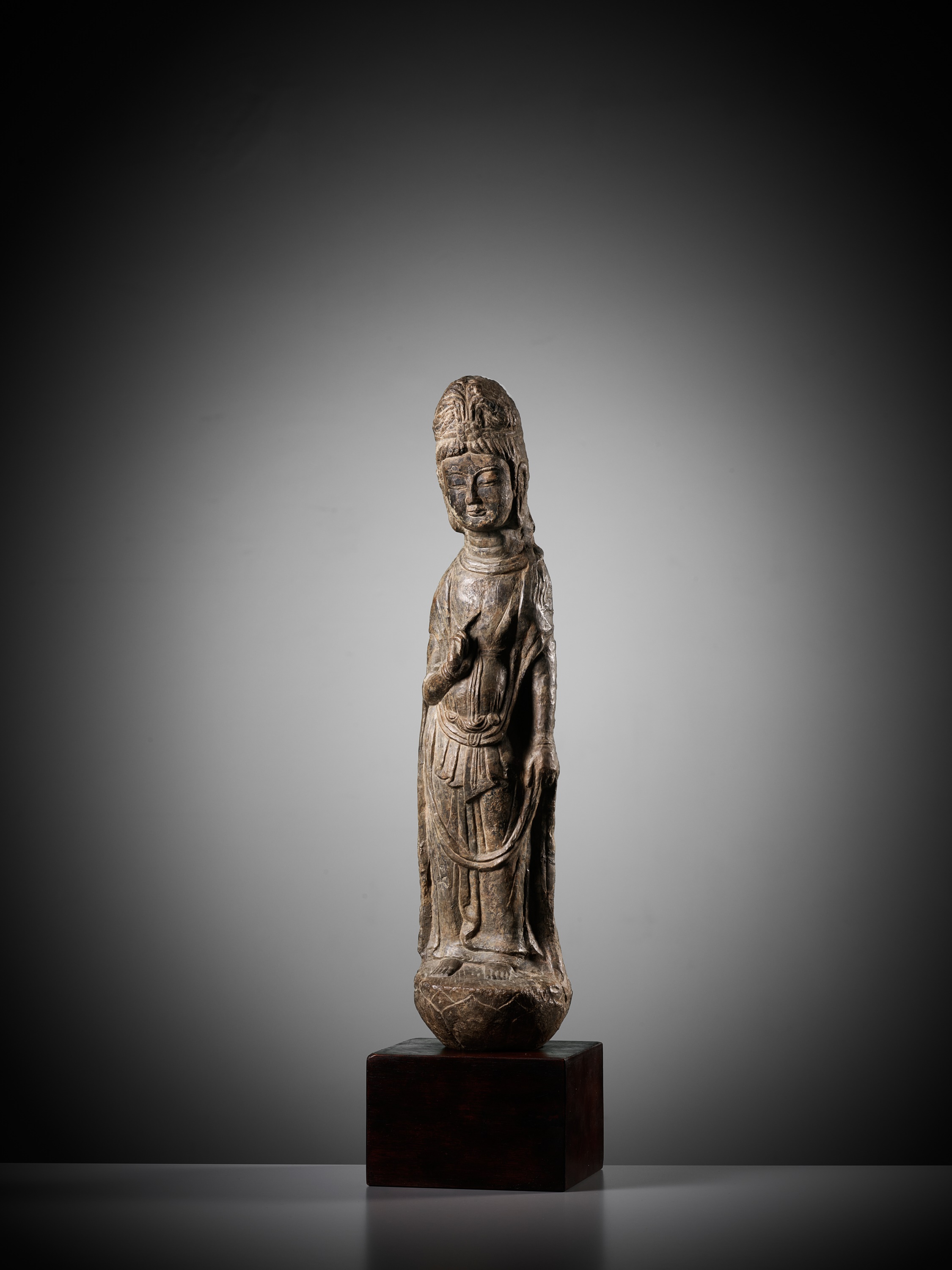 A RARE AND IMPORTANT LIMESTONE FIGURE OF A BODHISATTVA, LONGMEN GROTTOES, NORTHERN WEI DYNASTY - Image 3 of 18