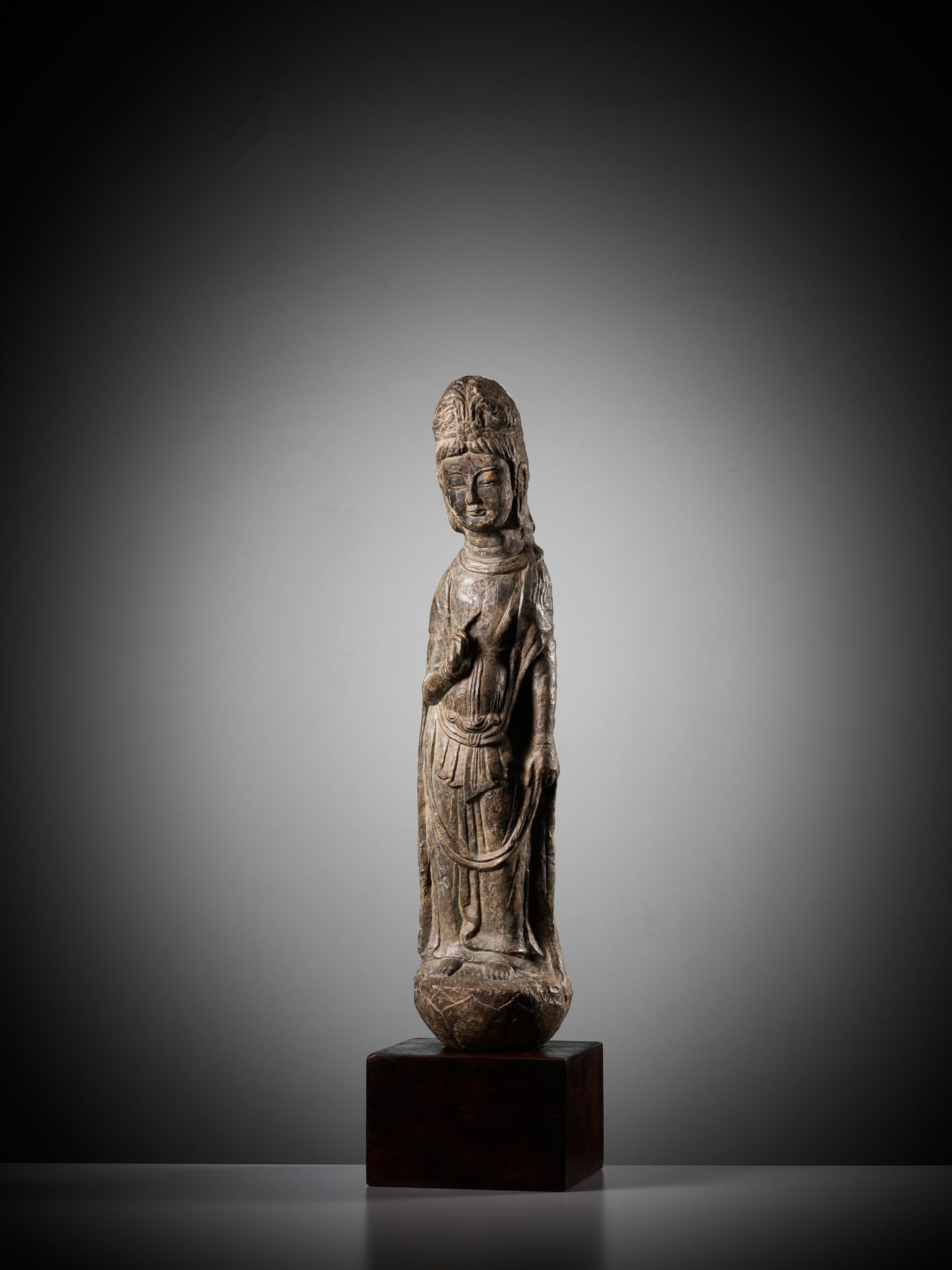 A RARE AND IMPORTANT LIMESTONE FIGURE OF A BODHISATTVA, LONGMEN GROTTOES, NORTHERN WEI DYNASTY - Bild 3 aus 18