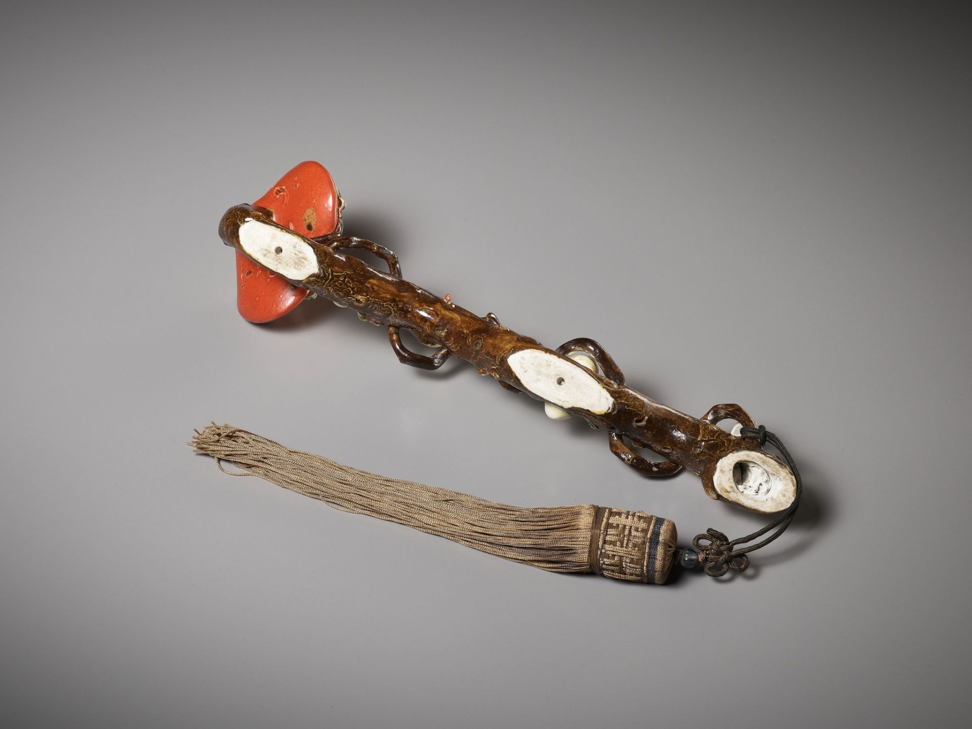 A FAMILLE ROSE PORCELAIN 'LINGZHI' RUYI SCEPTER, MID-QING DYNASTY - Image 10 of 12