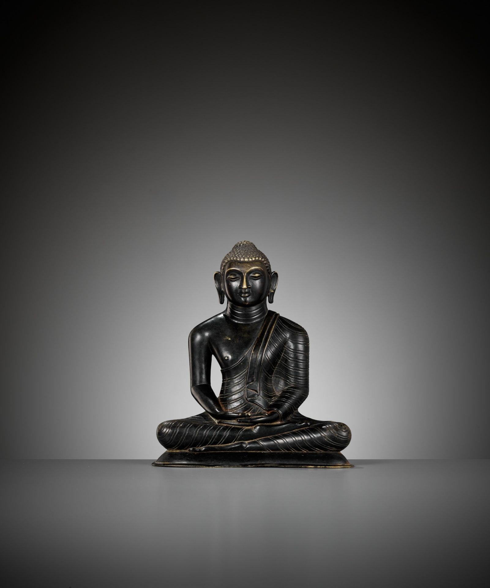 A BRONZE FIGURE OF BUDDHA, SRI LANKA, 18TH TO 19TH CENTURY - Image 3 of 10