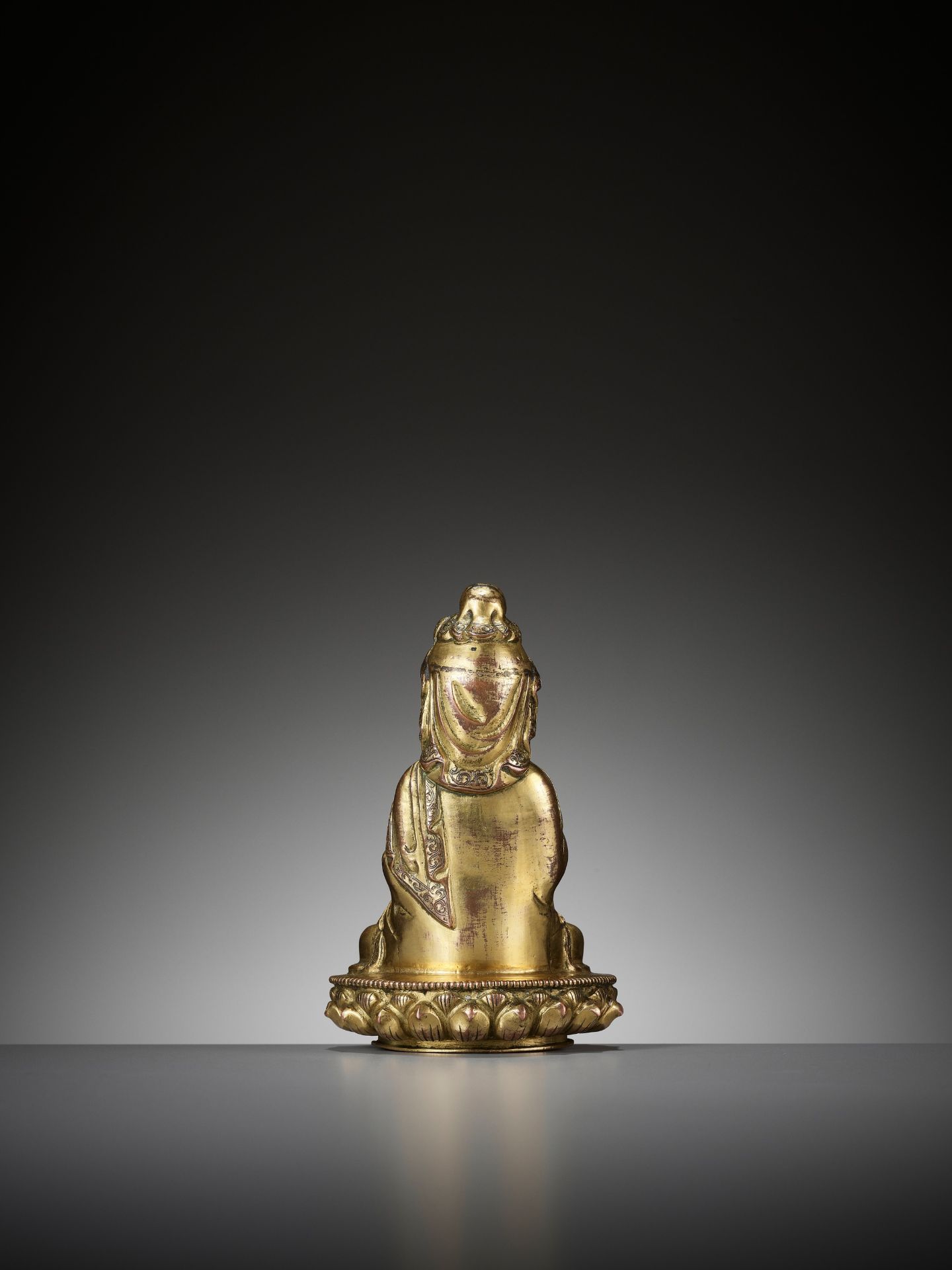 A GILT COPPER ALLOY FIGURE OF GUANYIN, 18TH CENTURY - Image 10 of 11