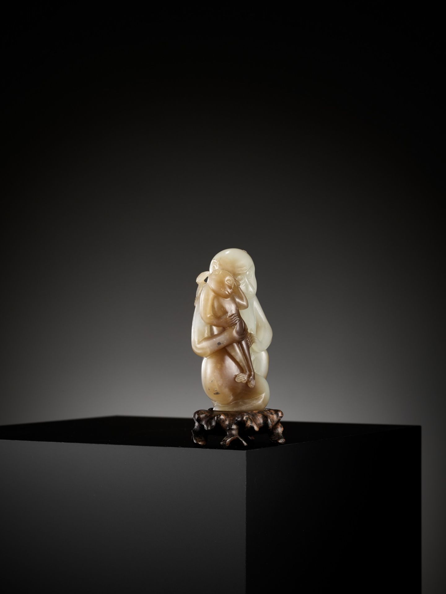 A FINE PALE CELADON AND CHESTNUT BROWN JADE 'MONKEYS AND PEACH' GROUP, 18TH CENTURY - Image 16 of 21