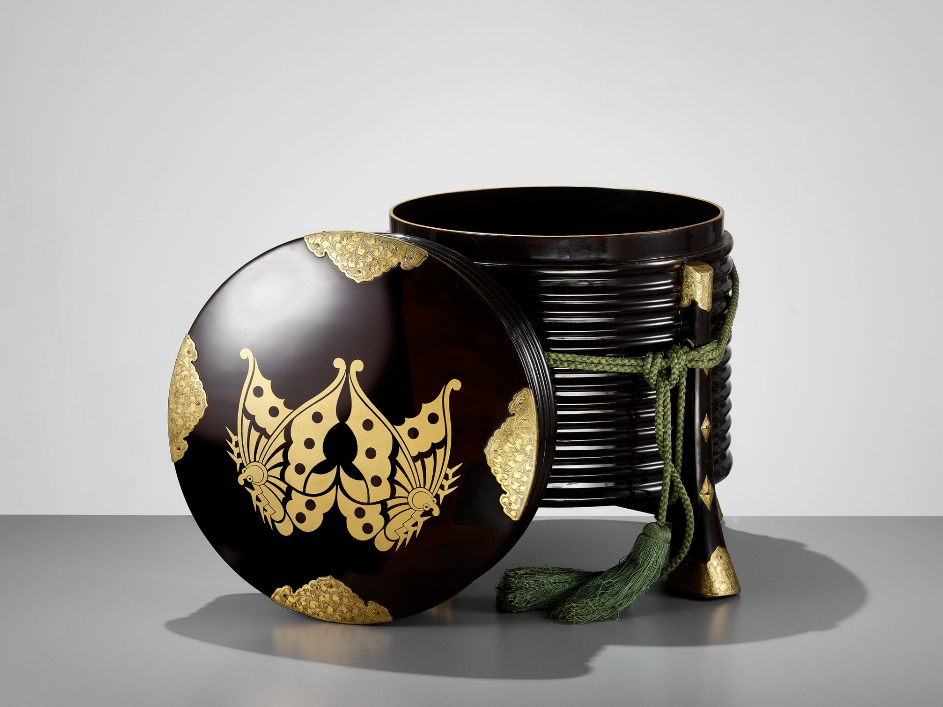 A BLACK AND GOLD LACQUER HOKAI (FOOD CONTAINER) - Bild 8 aus 10