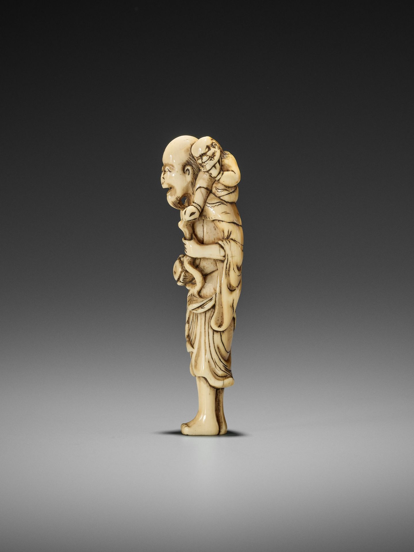 A RARE IVORY NETSUKE OF A SENNIN WITH ONI - Image 2 of 9