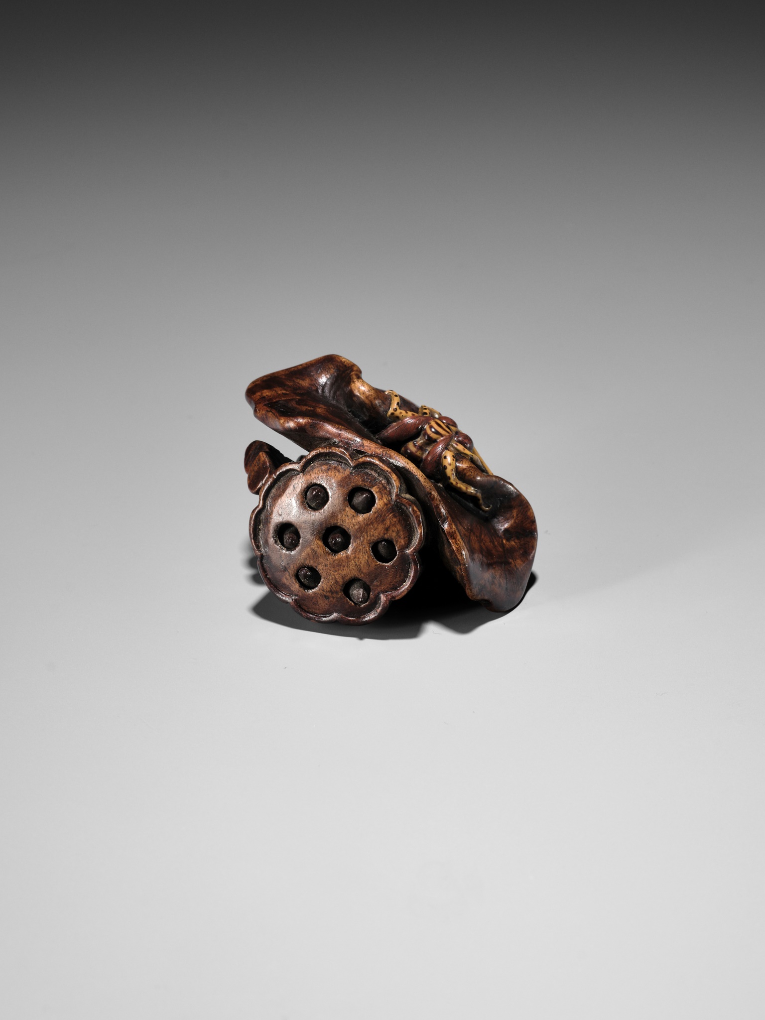 IKKOKUSAI: A RARE TAKAMORIE LACQUERED WOOD NETSUKE OF A WASP AND LOTUS - Image 3 of 7