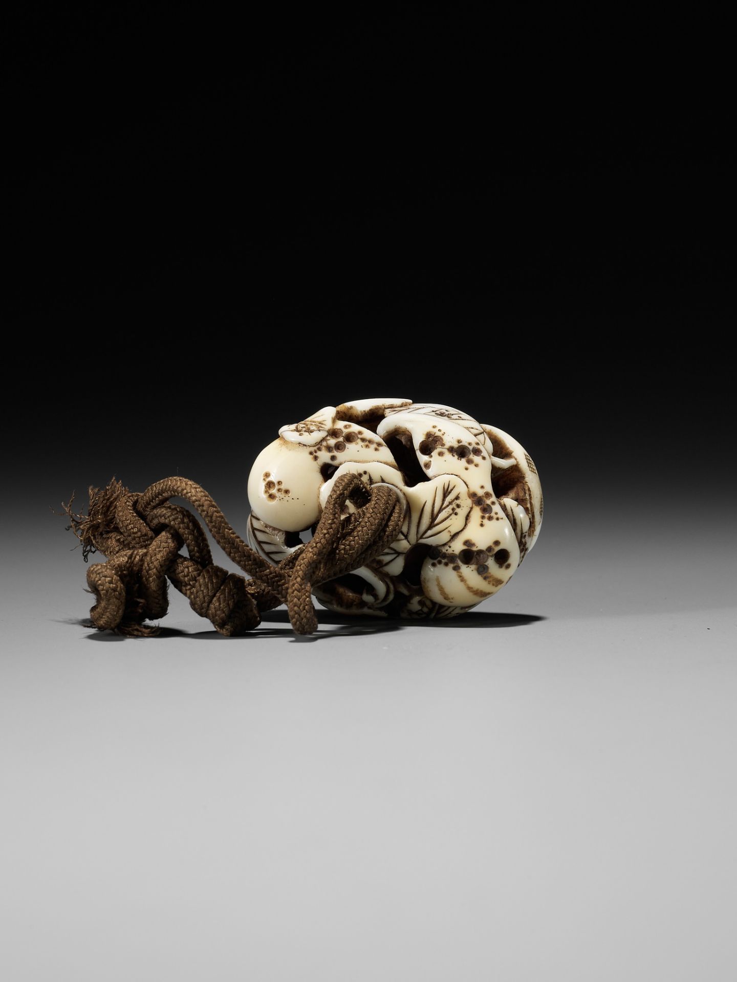 A WALRUS TUSK RYUSA MANJU NETSUKE DEPICTING A BAT AND GOURDS - Image 6 of 10