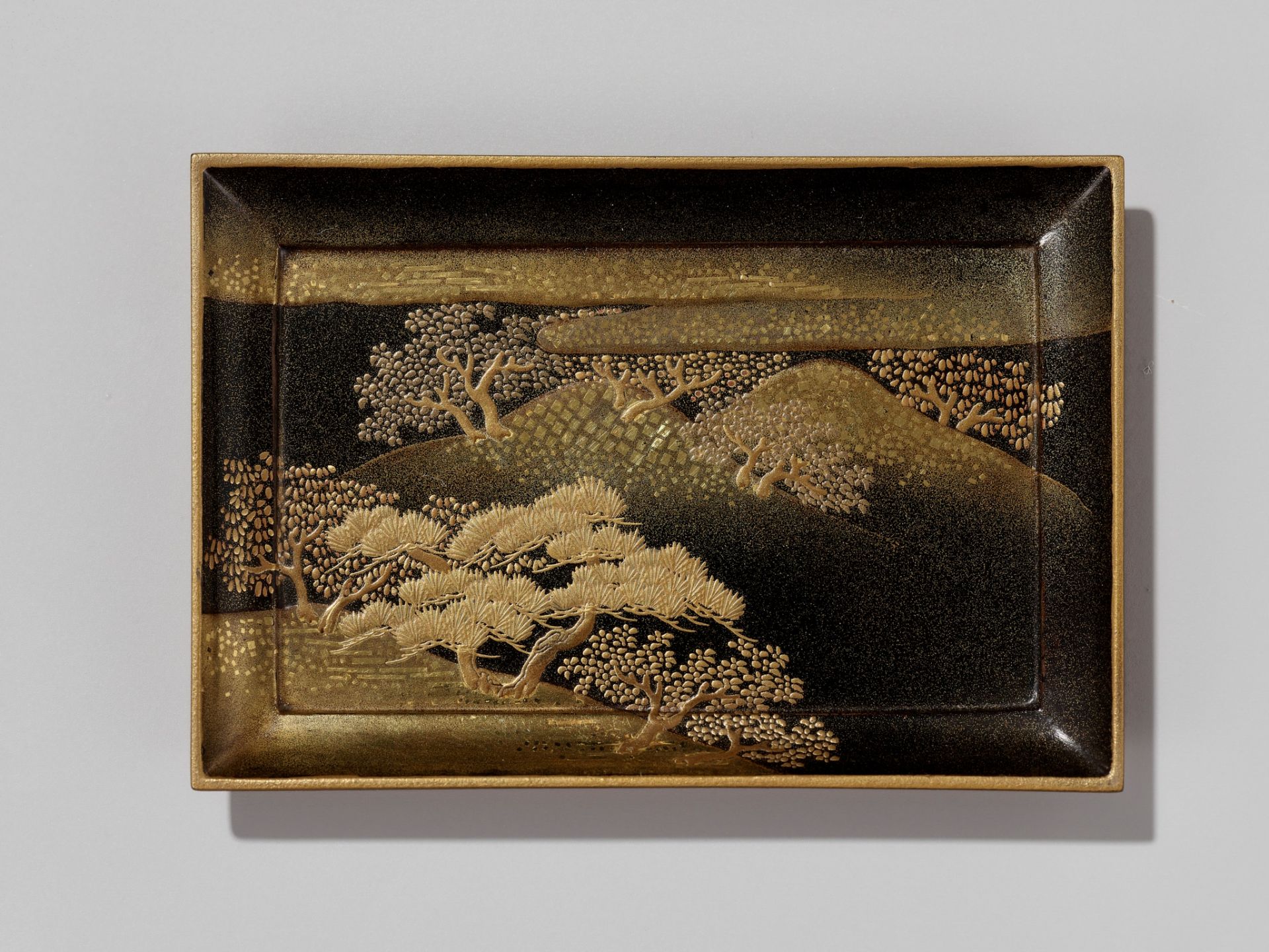 A RARE LACQUER BOX AND COVER WITH INTERIOR TRAY AND TWO SMALLER BOXES, FOR THE INCENSE MATCHING GAME - Bild 6 aus 18