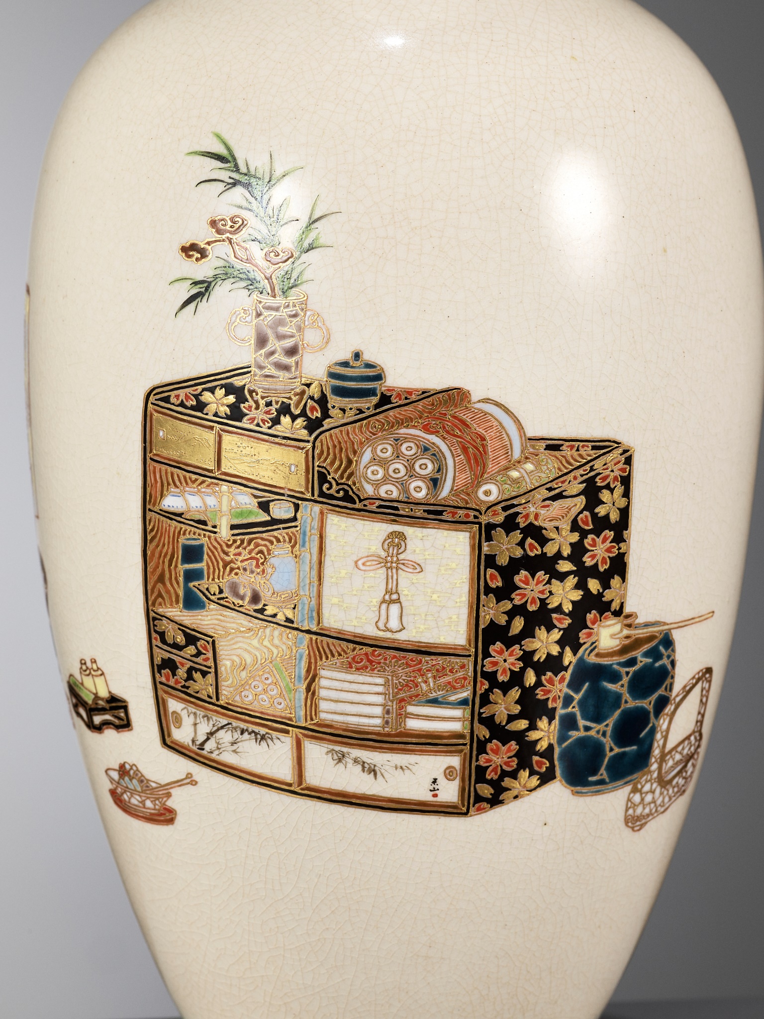 A FINE SATSUMA CERAMIC VASE WITH 'HUNDRED ANTIQUES' DESIGN - Image 4 of 9