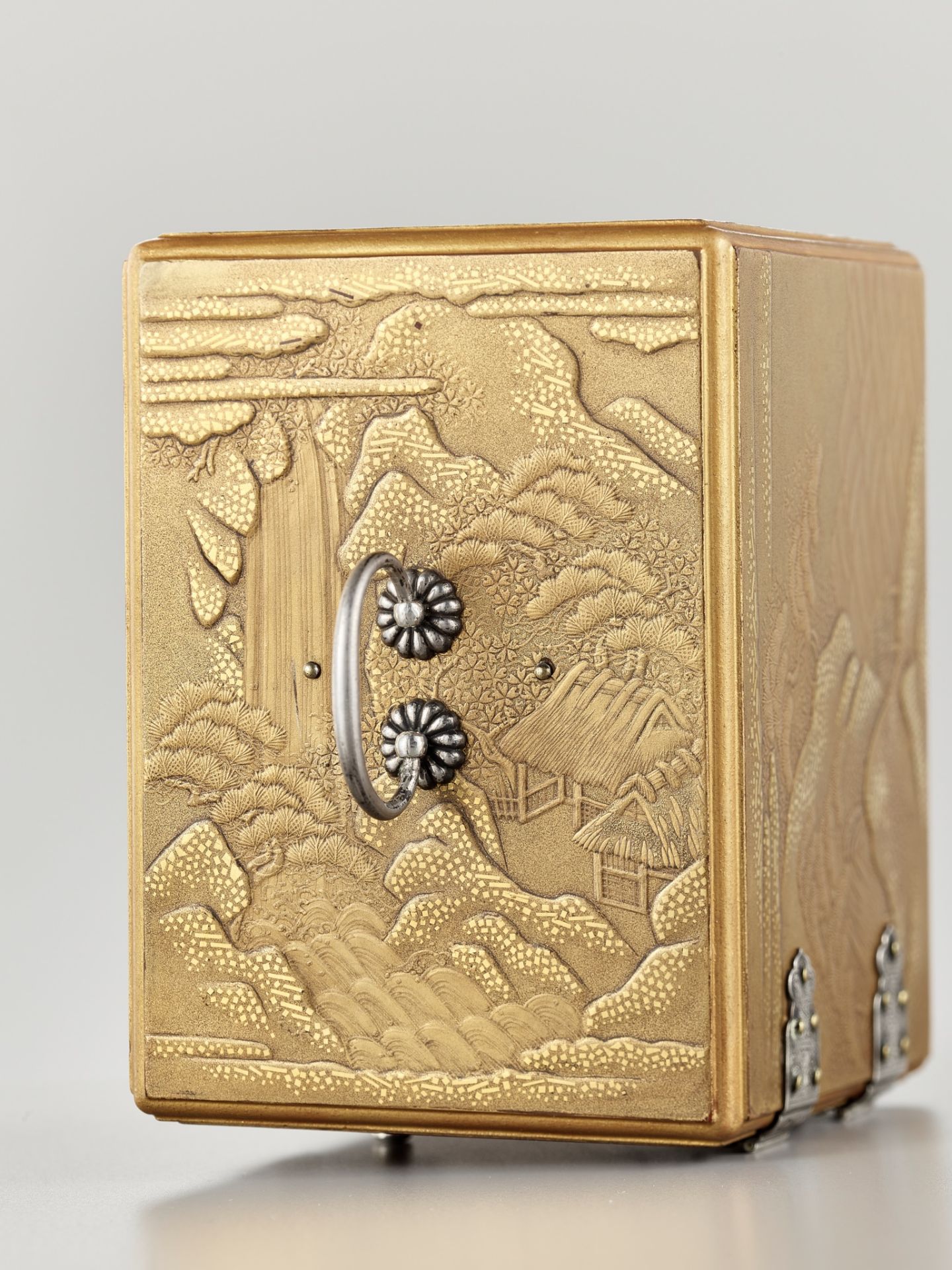 A SUPERB LACQUER MINIATURE KODANSU (CABINET) DEPICTING THE NUNOBIKI FALLS WITH STAND - Image 4 of 12