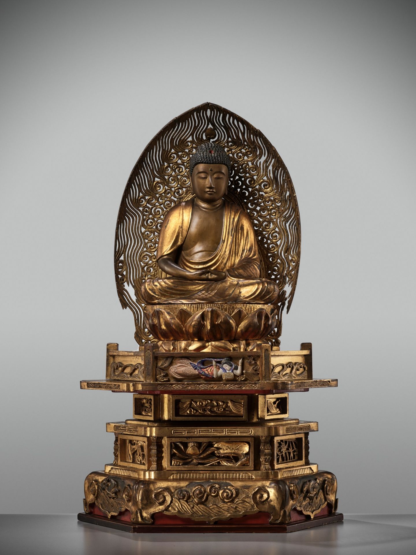 A LARGE AND IMPRESSIVE GILT WOOD FIGURE OF AMIDA NYORAI - Image 3 of 12